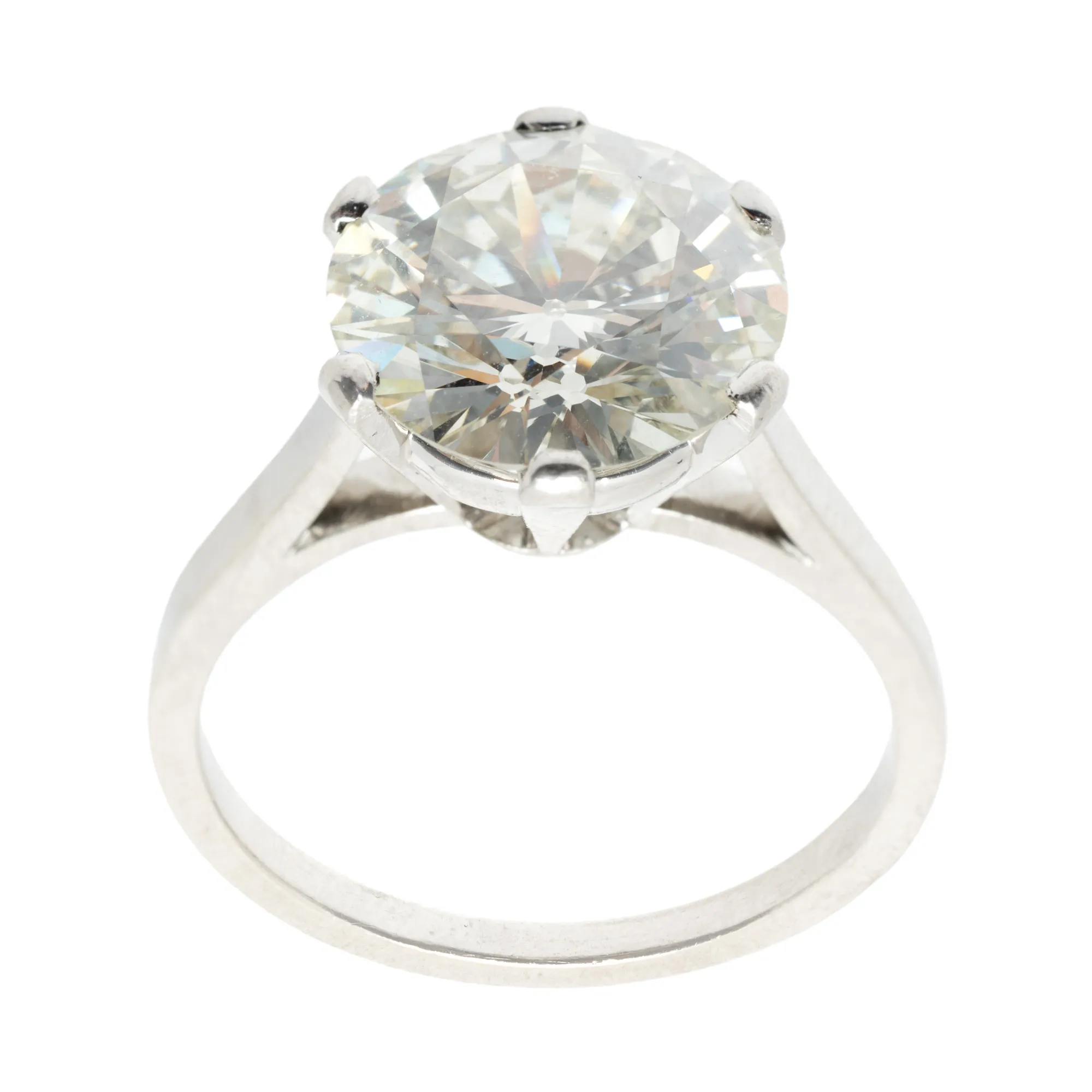 Splendid platinum ring, decorated with a 4.5 ct solitaire diamond.