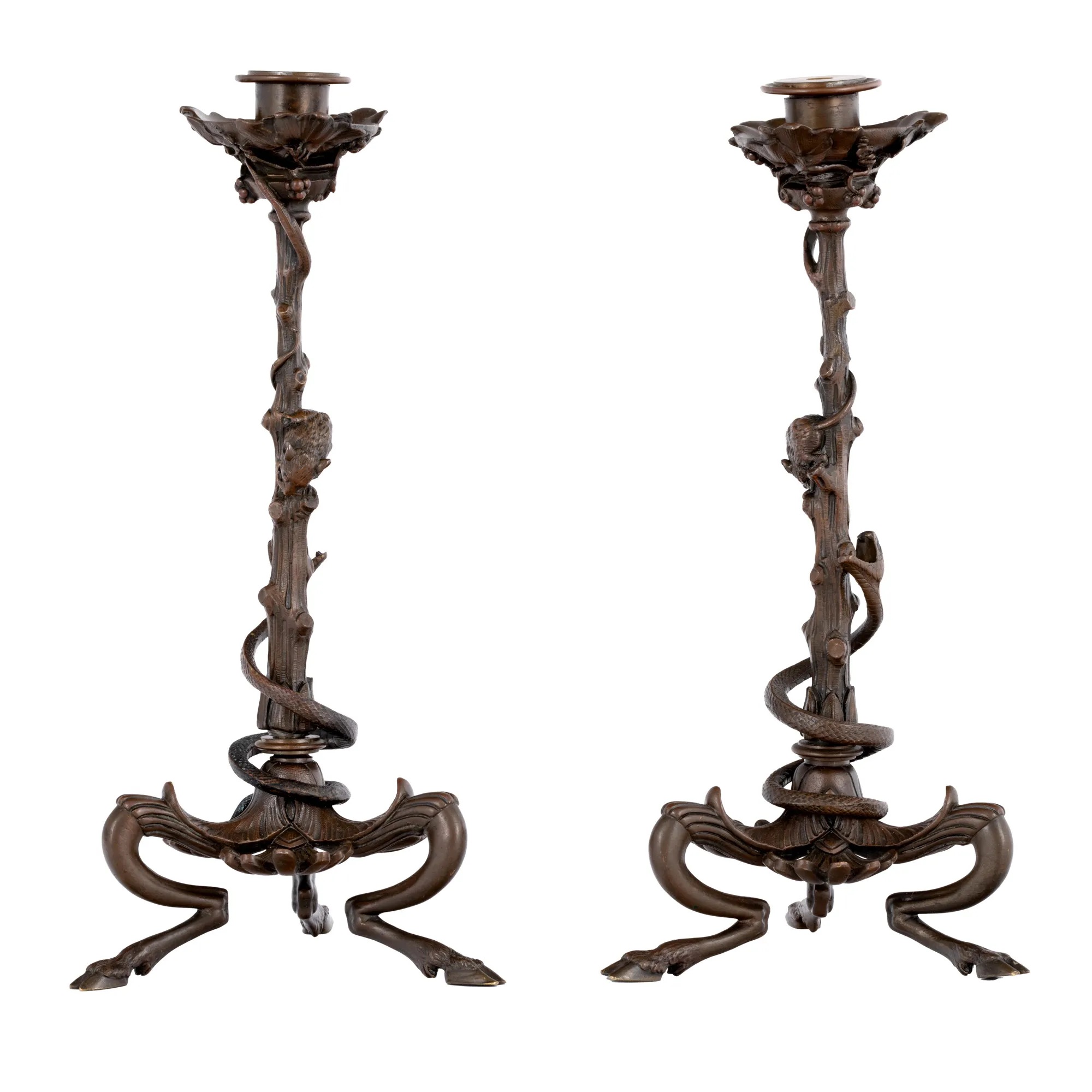 Frumoasă pereche de sfeșnice Empire, din bronz patinat, semnate de Victor Paillard, decorate cu șoricel vânat de șarpe, cca. 1860