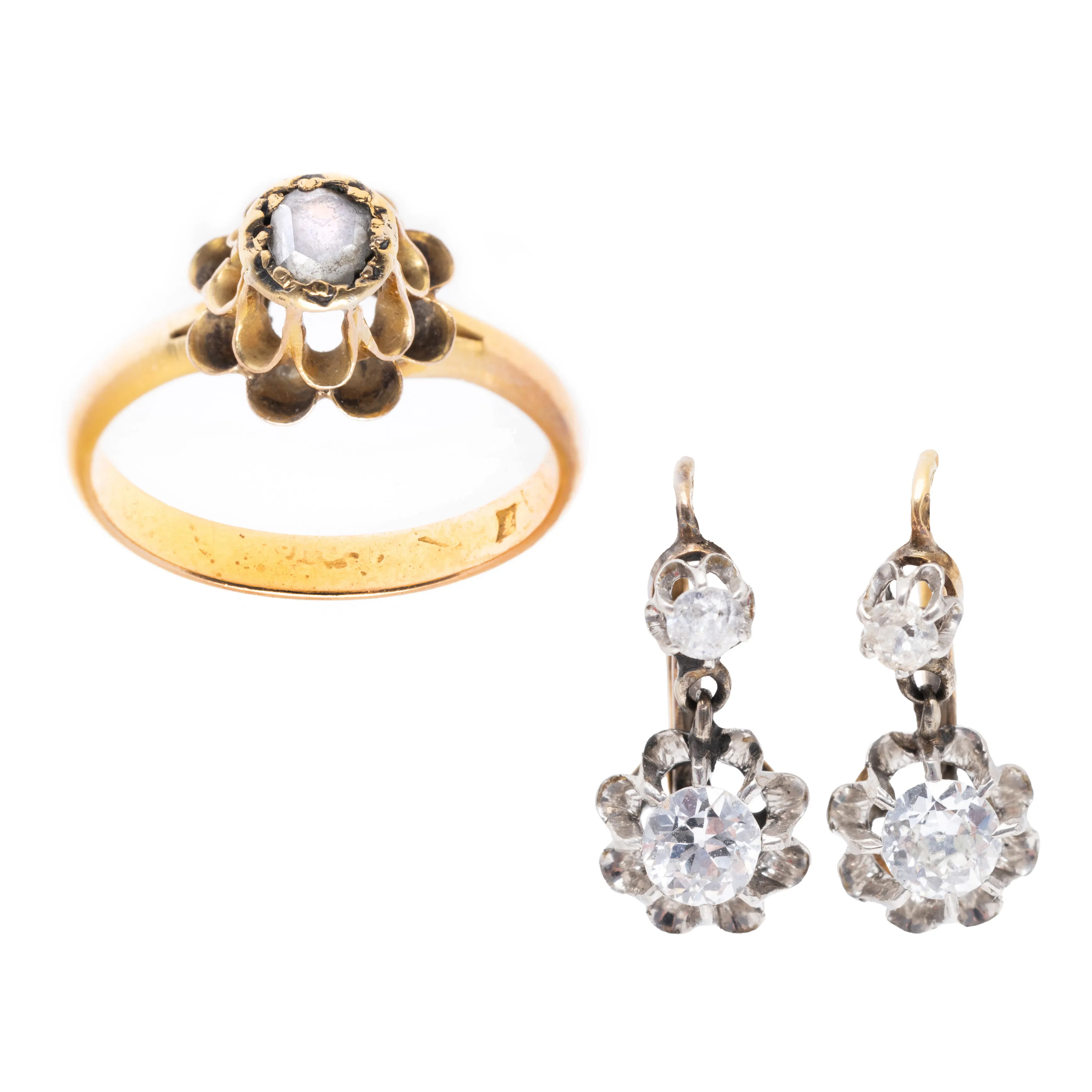 Gold and Platinum Set, consisting of a pair of earrings and a ring, decorated with diamonds
