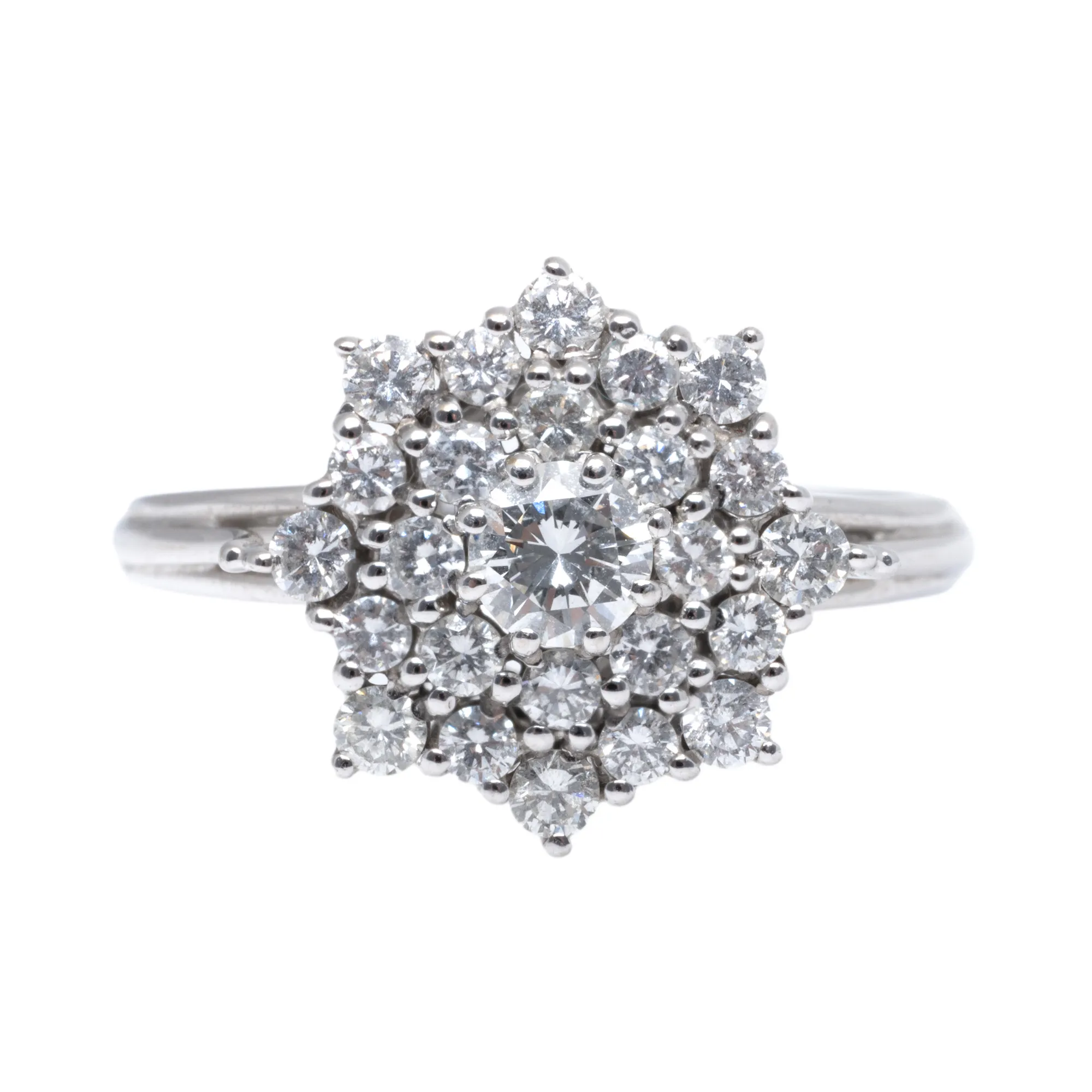 Inel din aur alb, decorat cu diamante dispuse floral