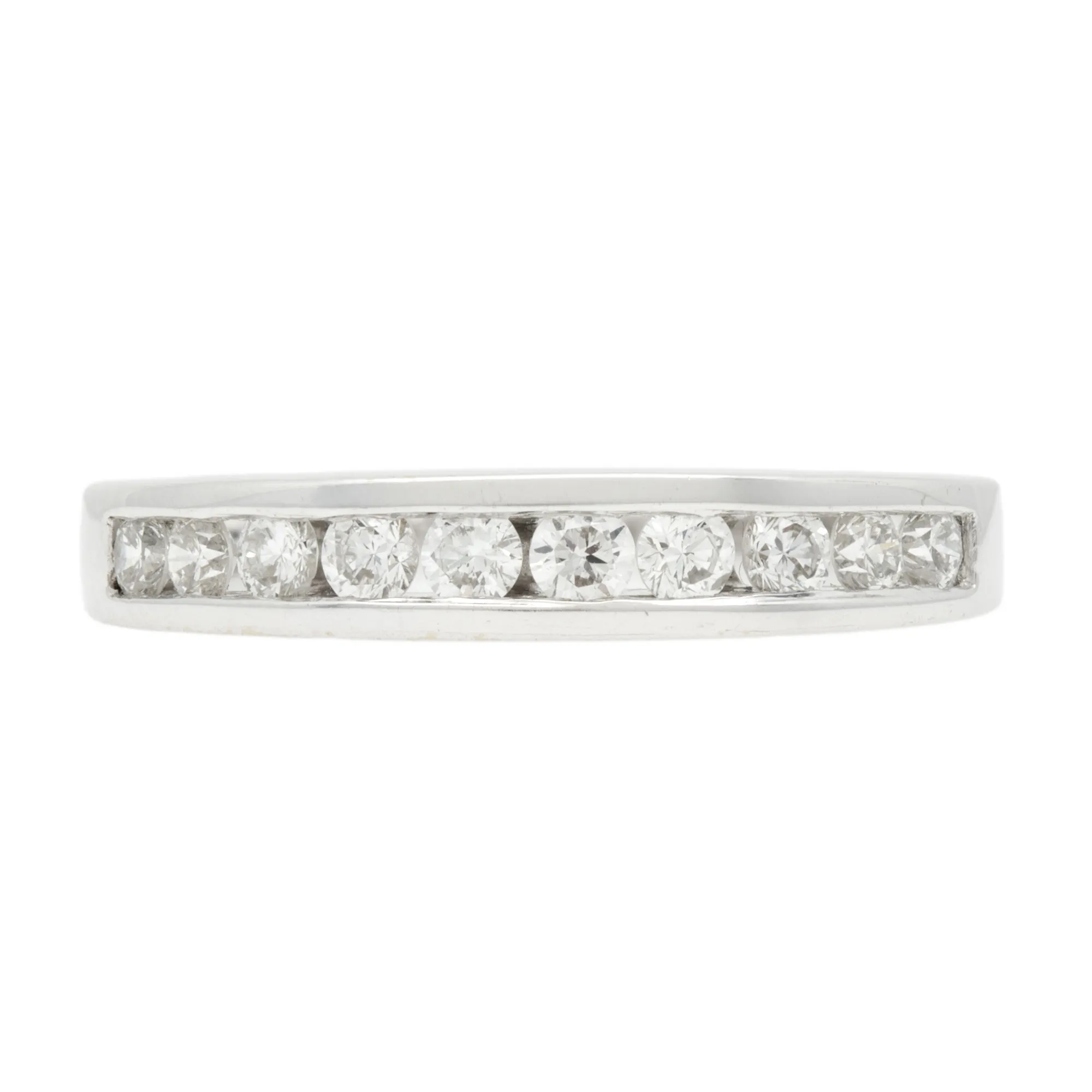 White gold ring, adorned with a suite of diamonds