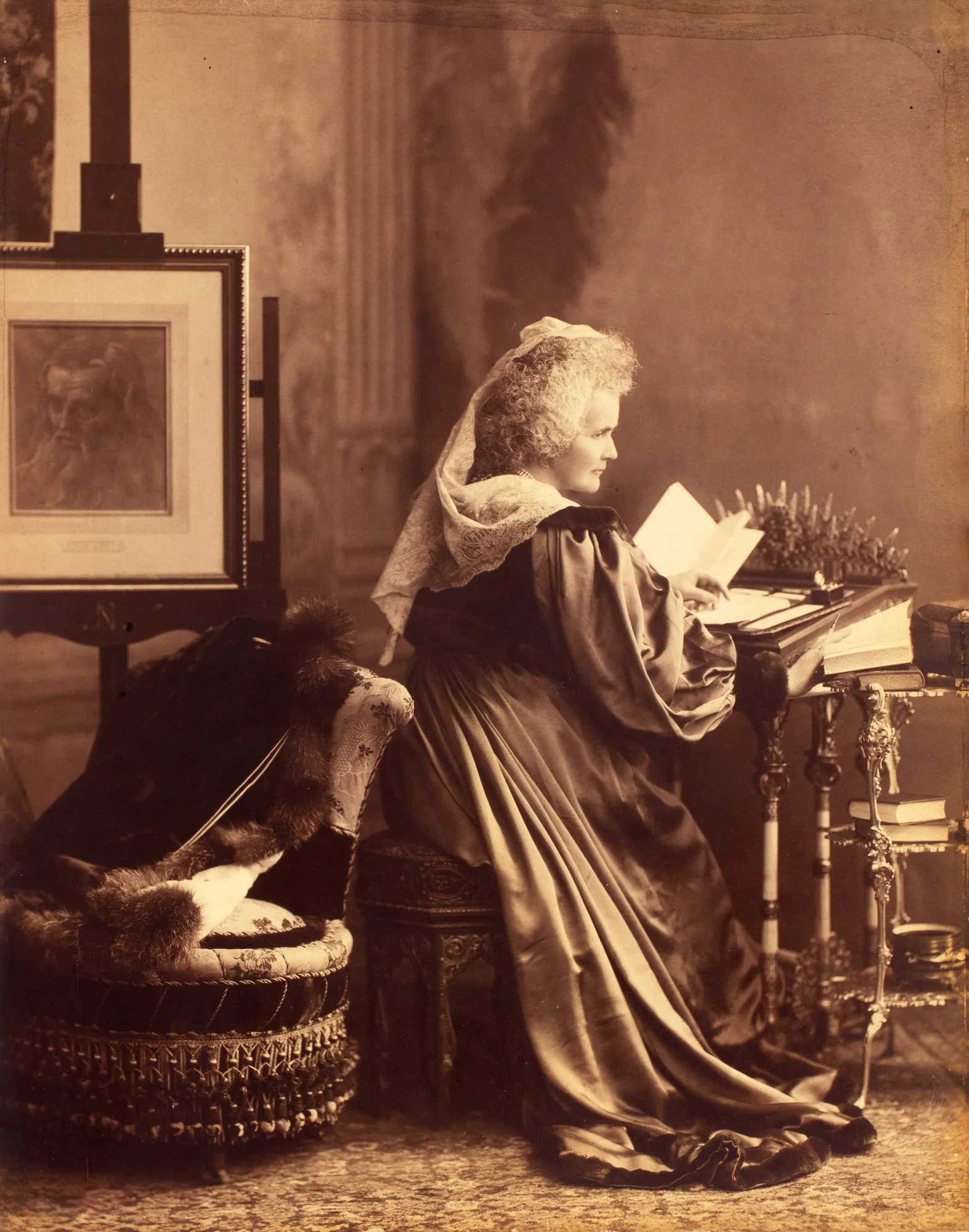 Splendidă fotografie ilustrând-o pe Regina Elisabeta a României în cabinetul său de lucru din Palatul Regal, cca. 1890, provine din colecția familiei Boerescu