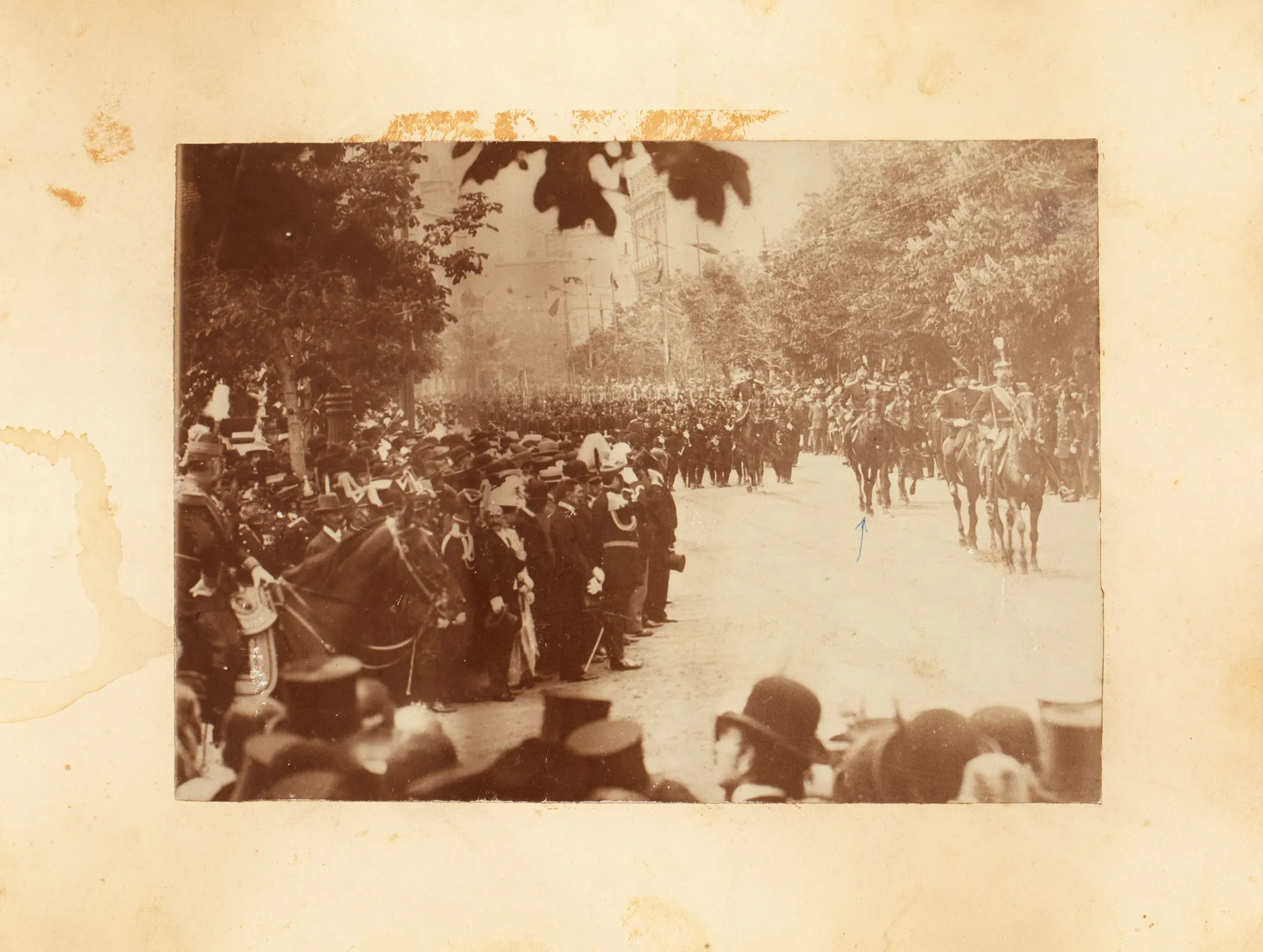 Fotografie ilustrând defilarea trupelor înaintea regelui Carol I, cca. 1900, provine din colecția familiei Boerescu