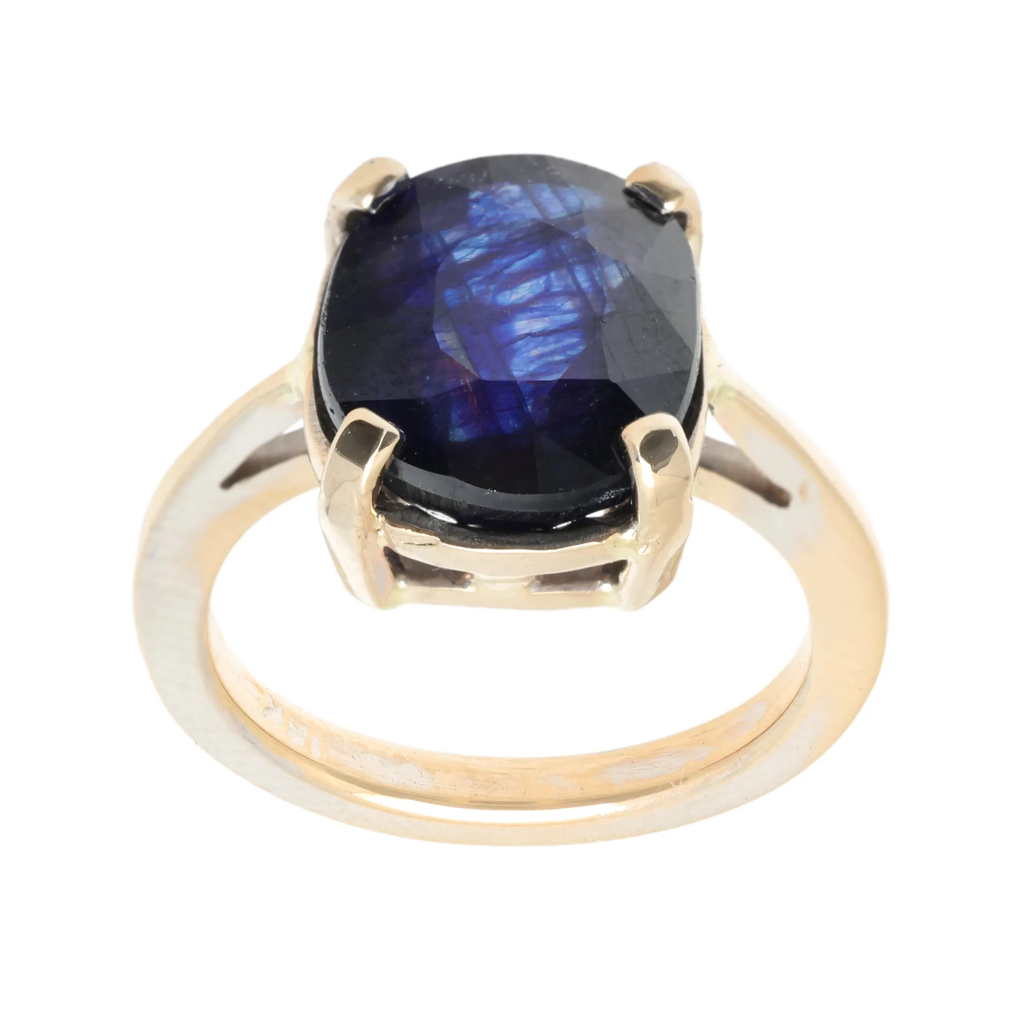 White gold ring decorated with sapphire