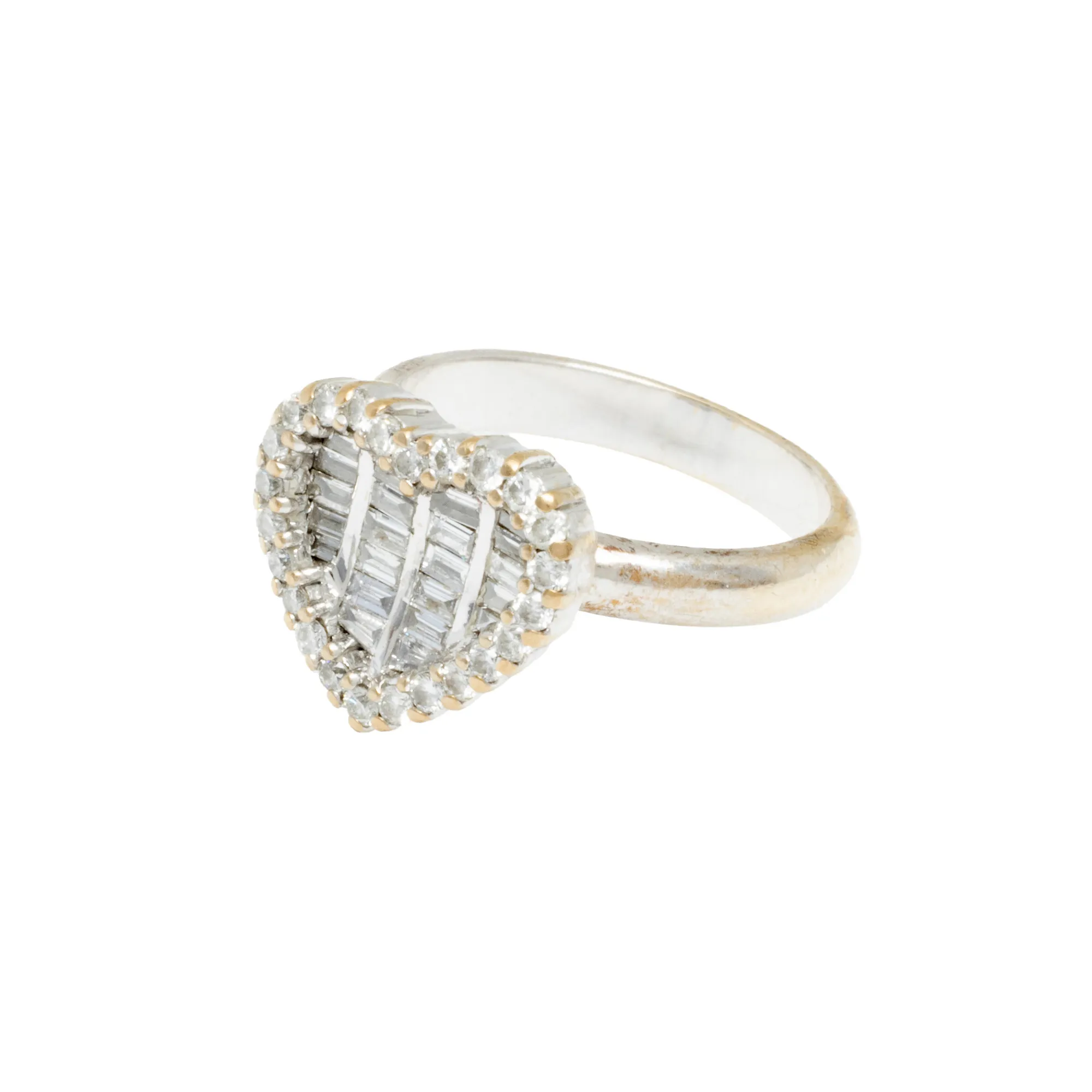 White gold ring in the shape of a heart, paved with diamonds, accompanied by an additional gemological certificate
