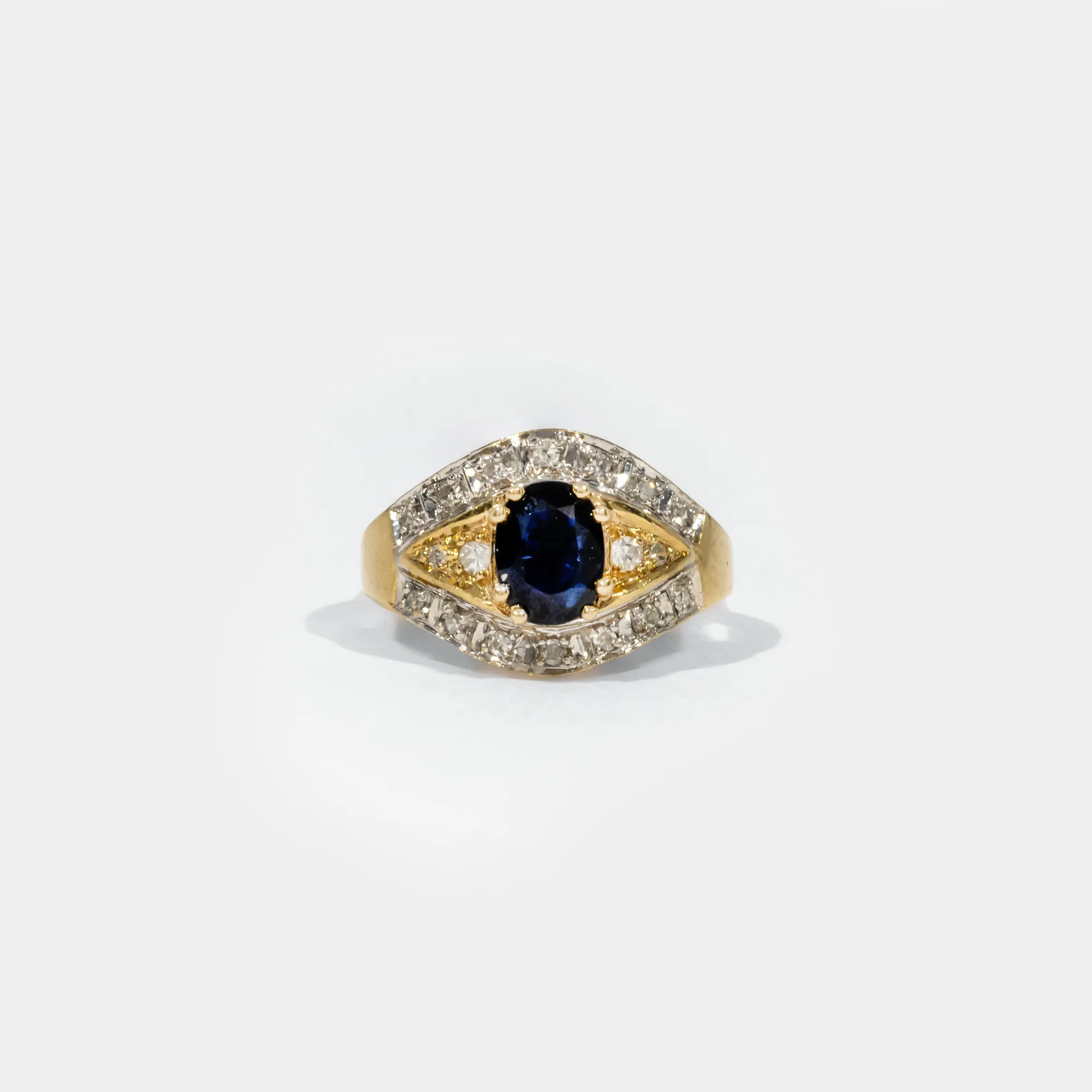 Icrush Ring, made of gold, decorated with a central sapphire, surrounded by diamonds