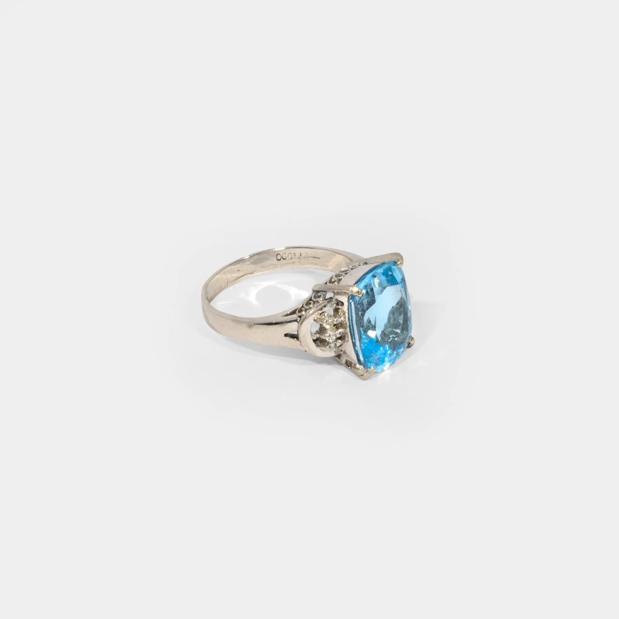 Platinum ring, decorated with topaz and diamonds