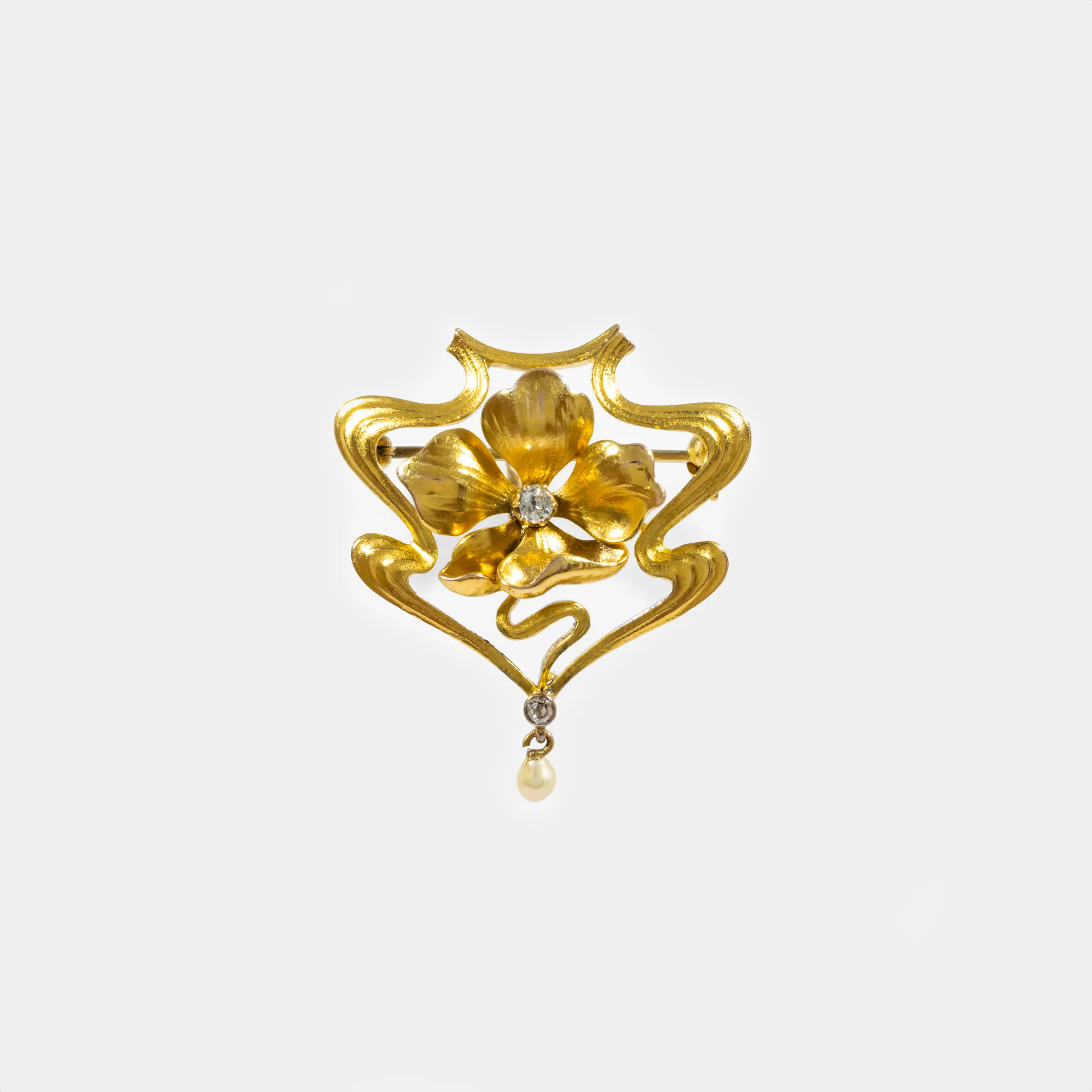 Art Nouveau bicolor gold brooch, decorated with diamonds and pearl