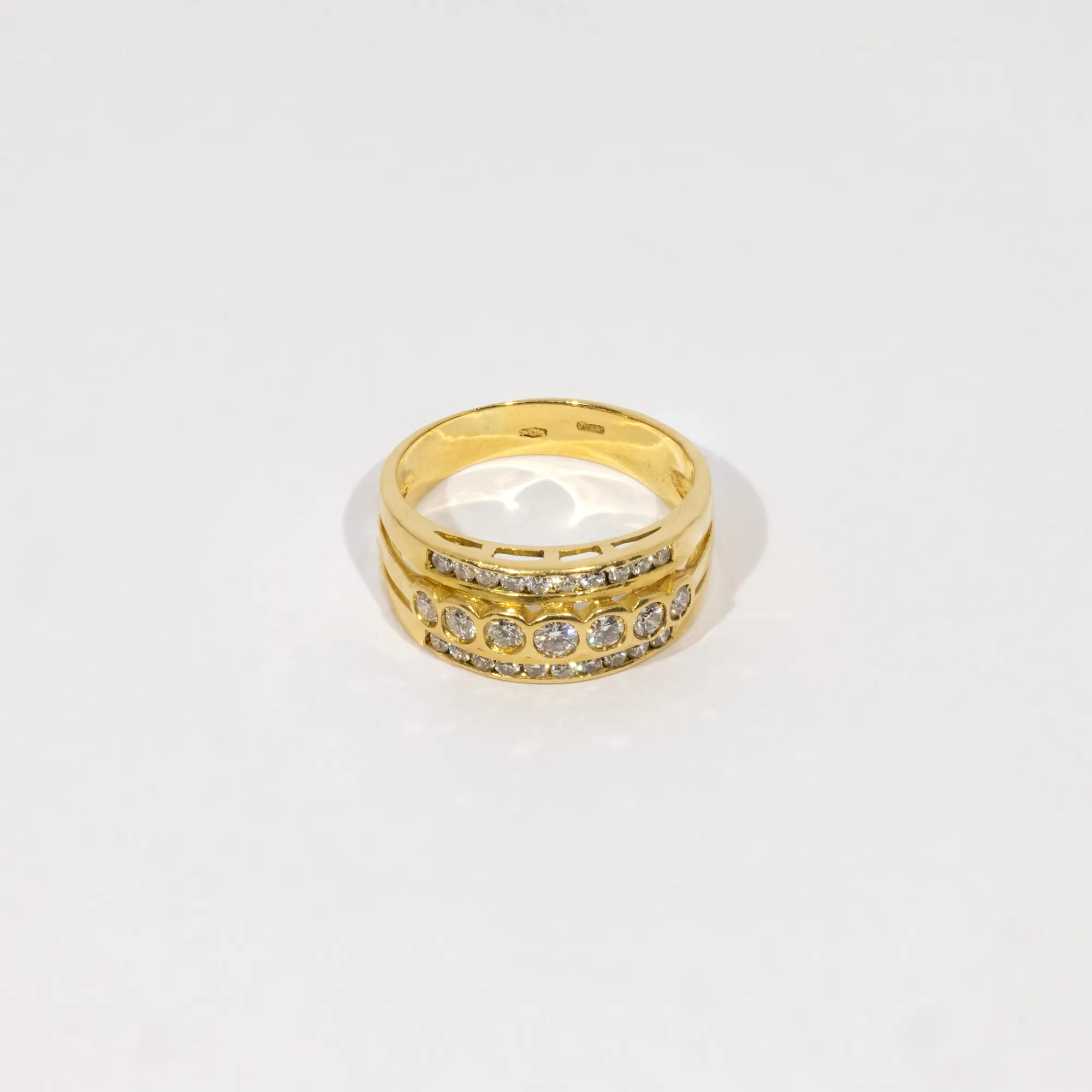 Gold ring, decorated with three rows of diamonds