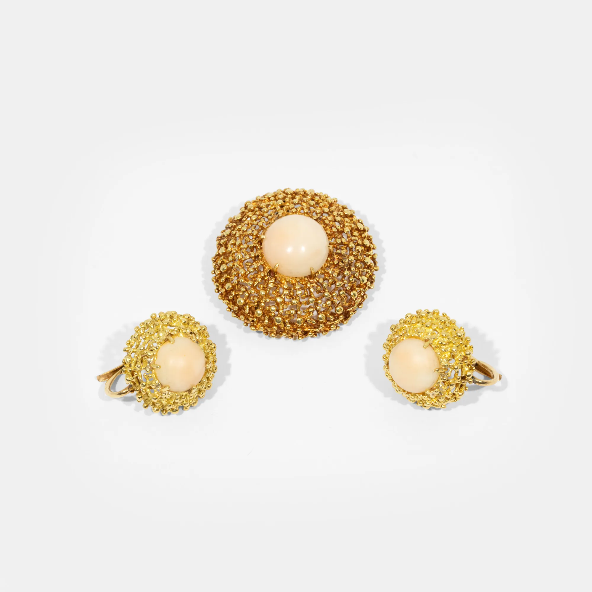 Gold set, consisting of brooch and pair of earrings, decorated with coral