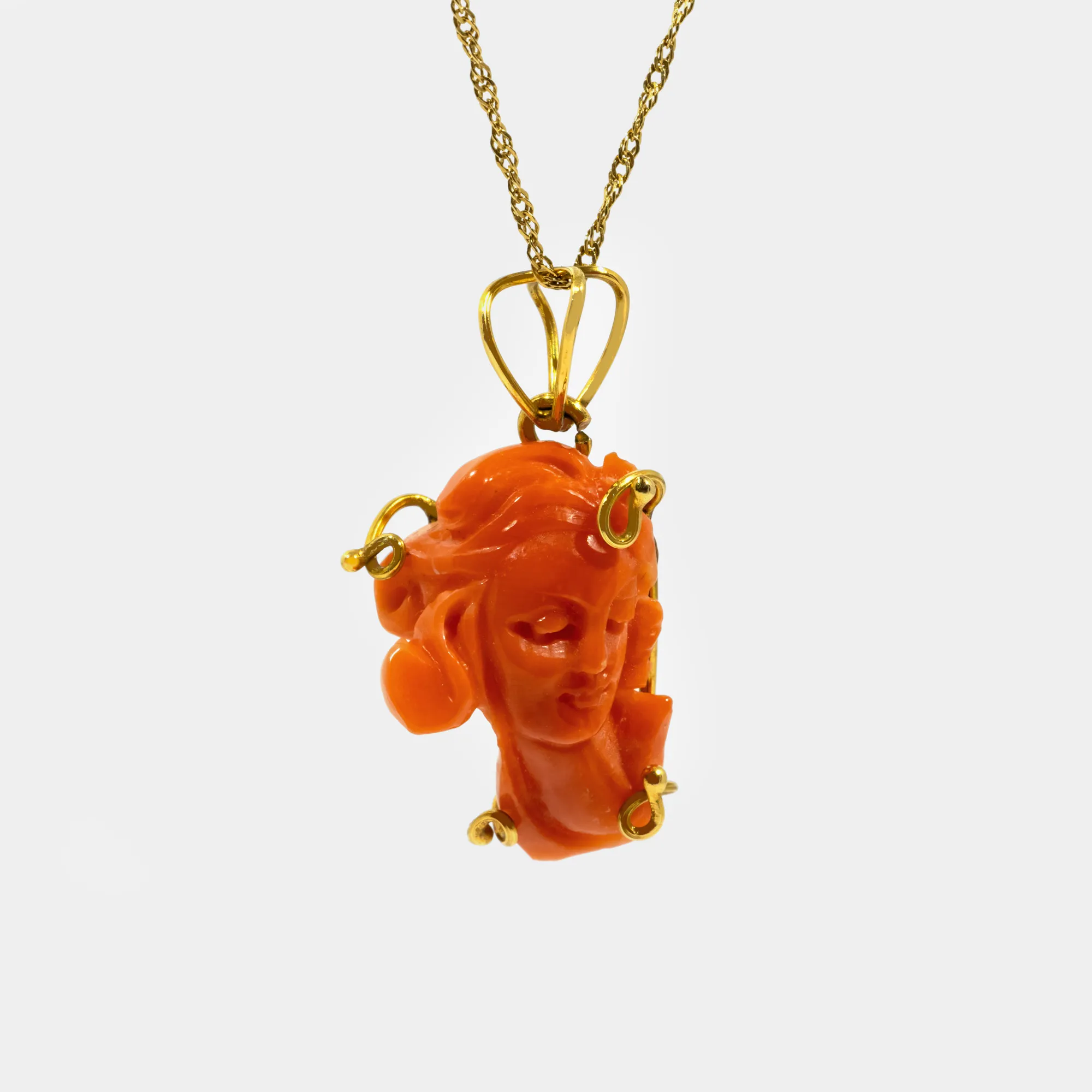 Lanț cu pandativ din aur, decorat cu un coral sculptat portretizând un chip feminin