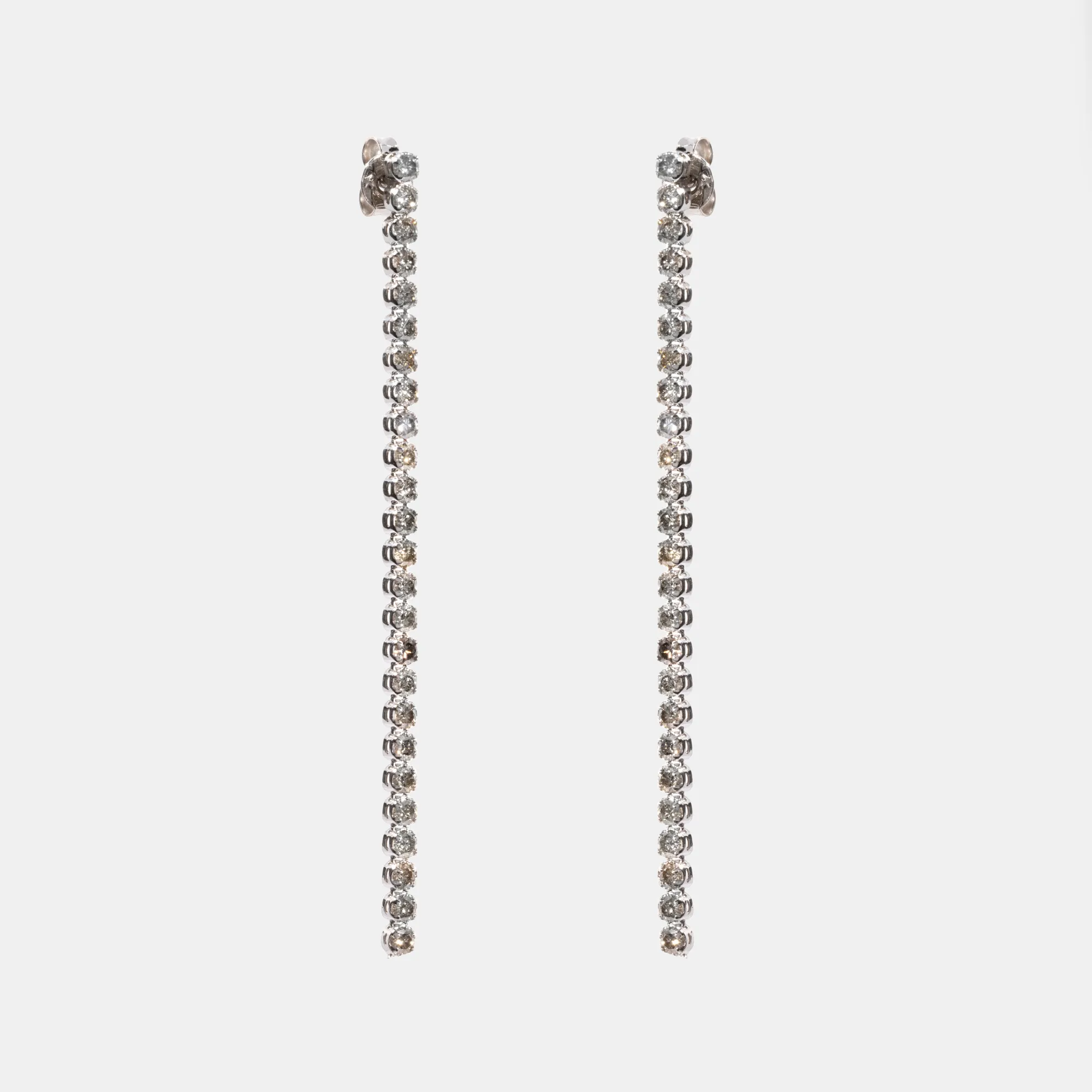 Pair of white gold earrings, decorated with diamonds, accompanied by an Antwerp Gem Report (AGE) gemological certificate