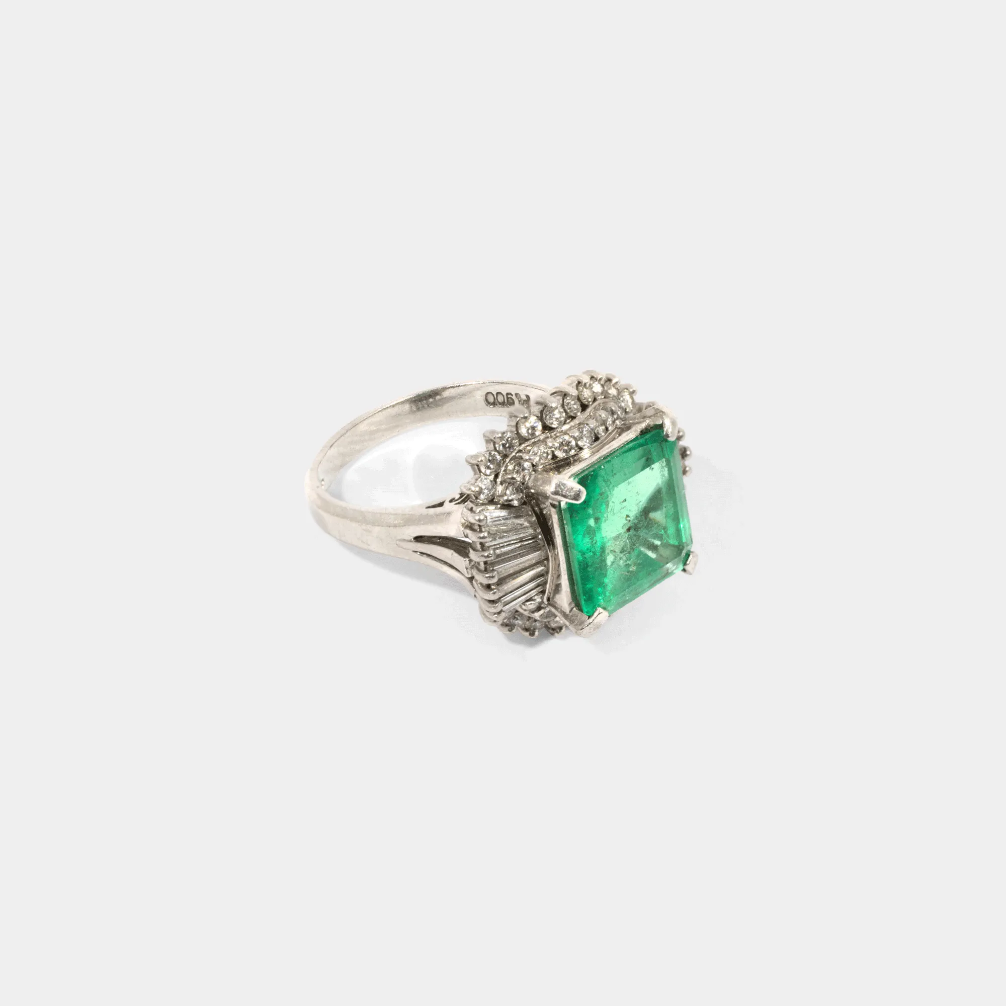 Inel din platină, decorat cu smarald de Columbia și diamante baghete