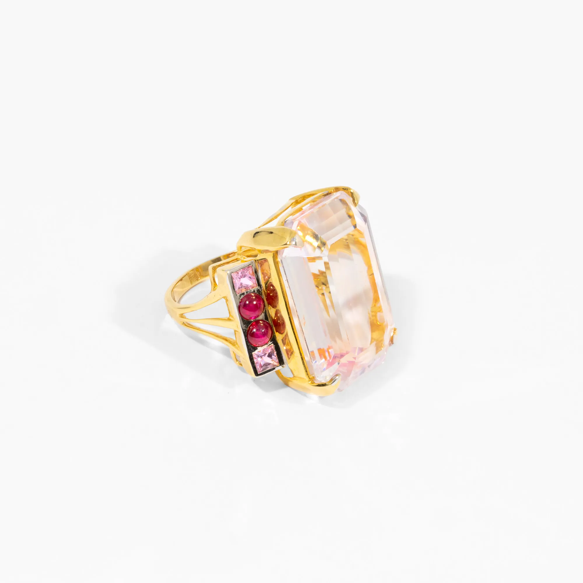 Gold ring, decorated with kunzite, rubies and pink sapphires