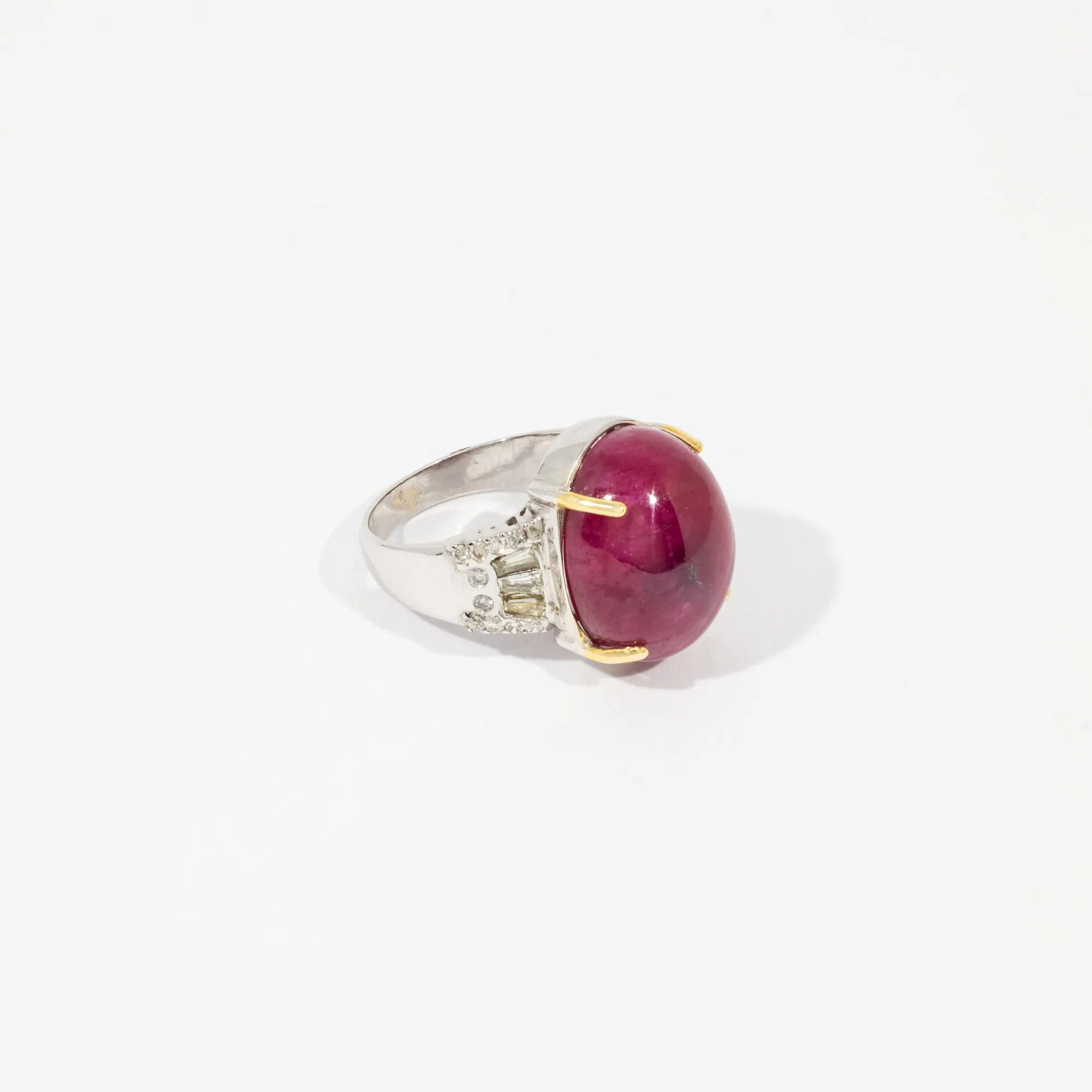 White gold ring, decorated with ruby and diamonds