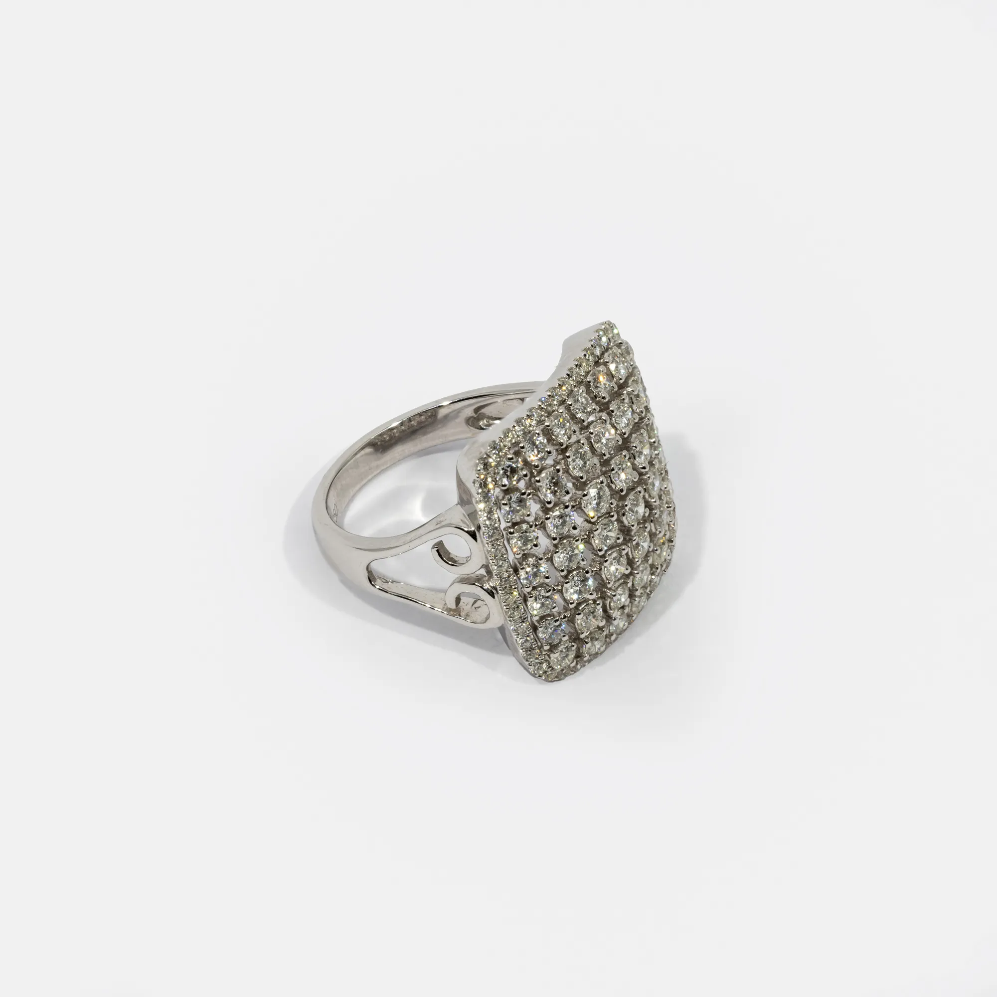 White gold ring, in geometric shape, decorated with diamonds