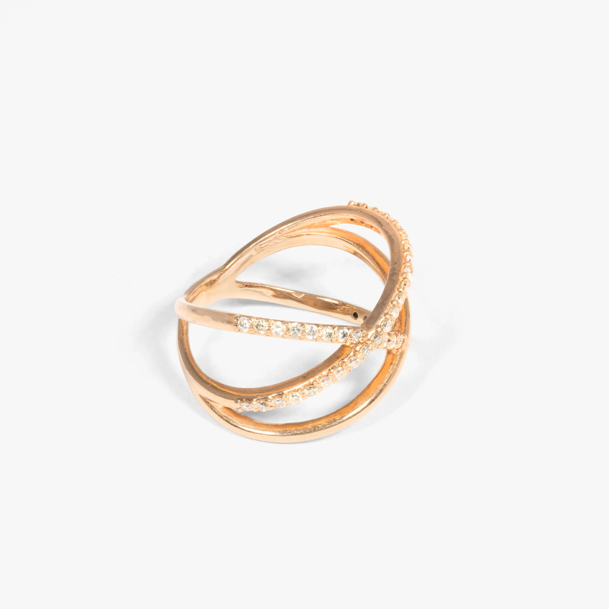 Woven pink gold ring, decorated with diamonds