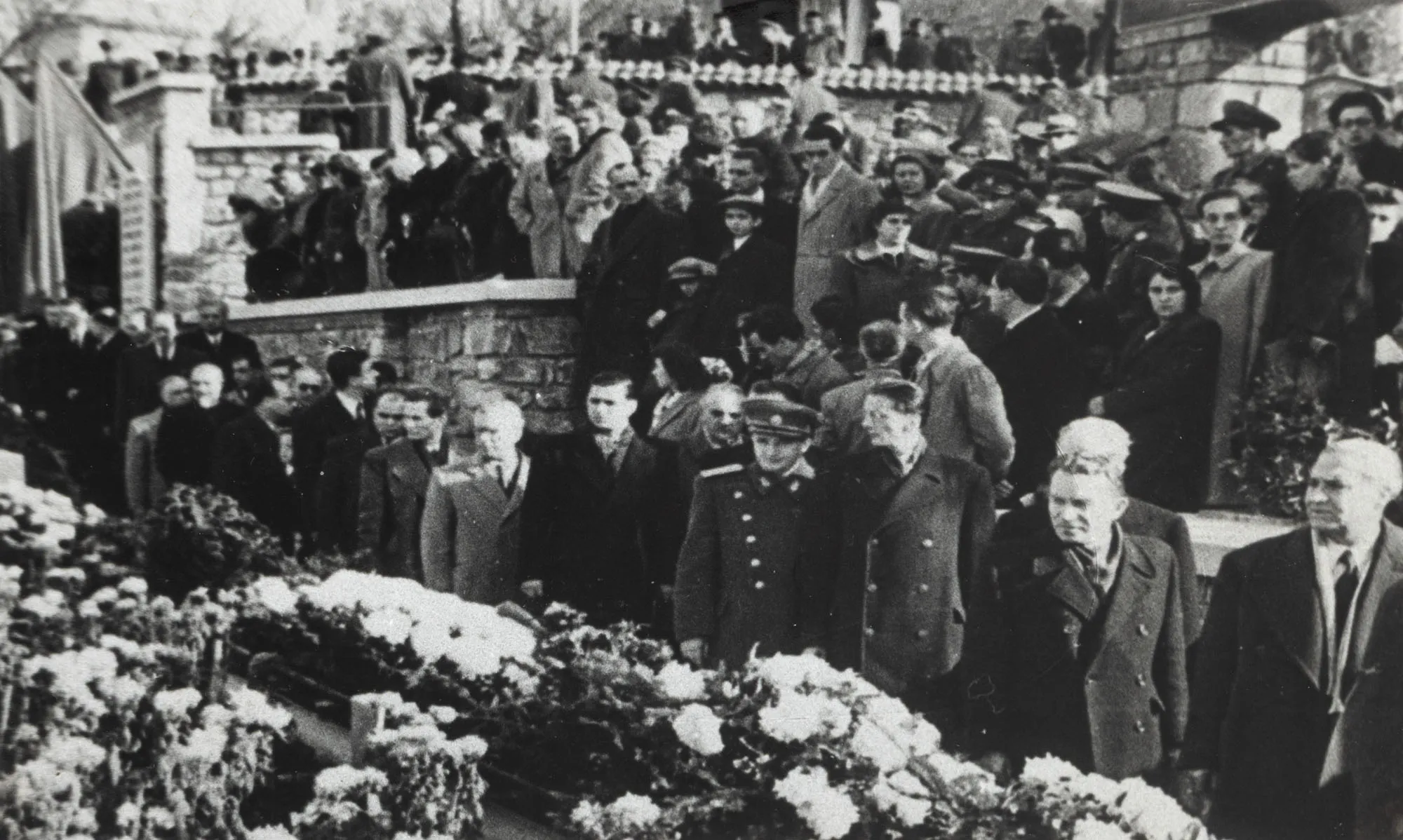 Fotografie, Nicolae Ceaușescu în uniformă de general la o ceremonie de comemorare, cimitirul Trei Pruni, Doftana, cca. 1952