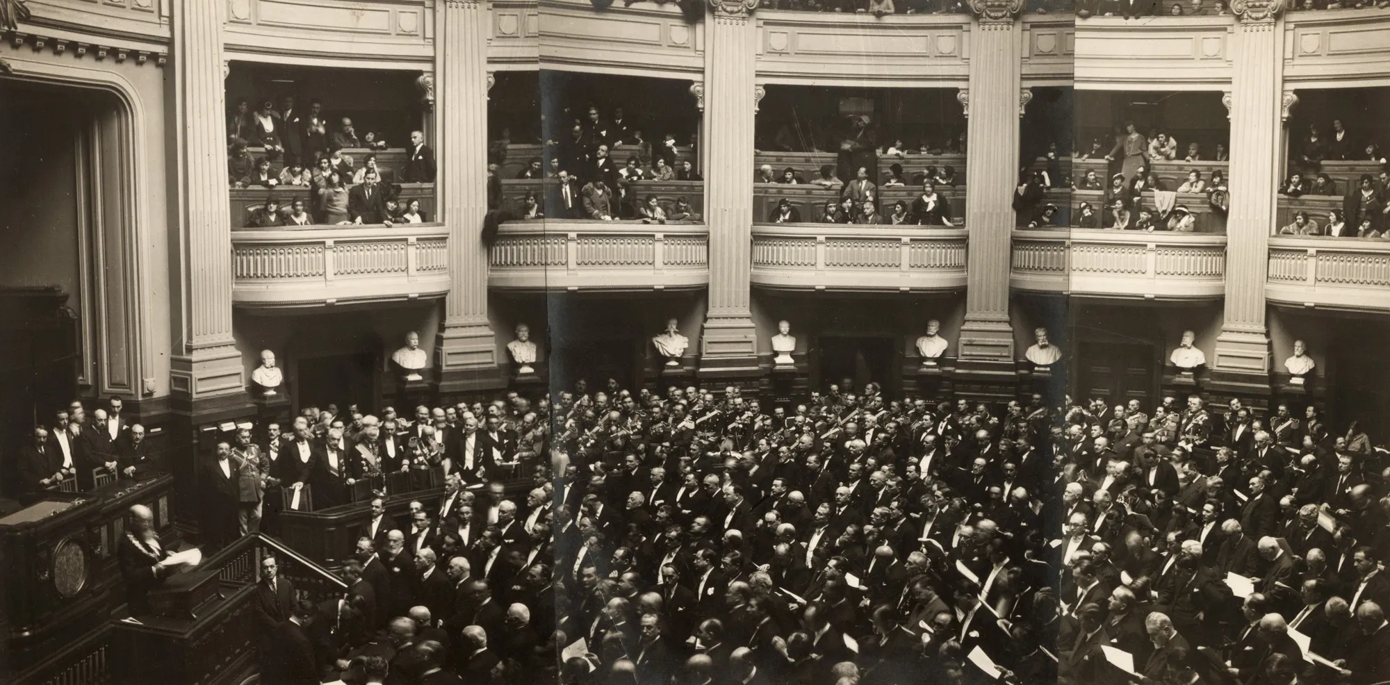 Fotografie, Nicolae Iorga prim-ministru adresându-se Parlamentului, cca. 1931