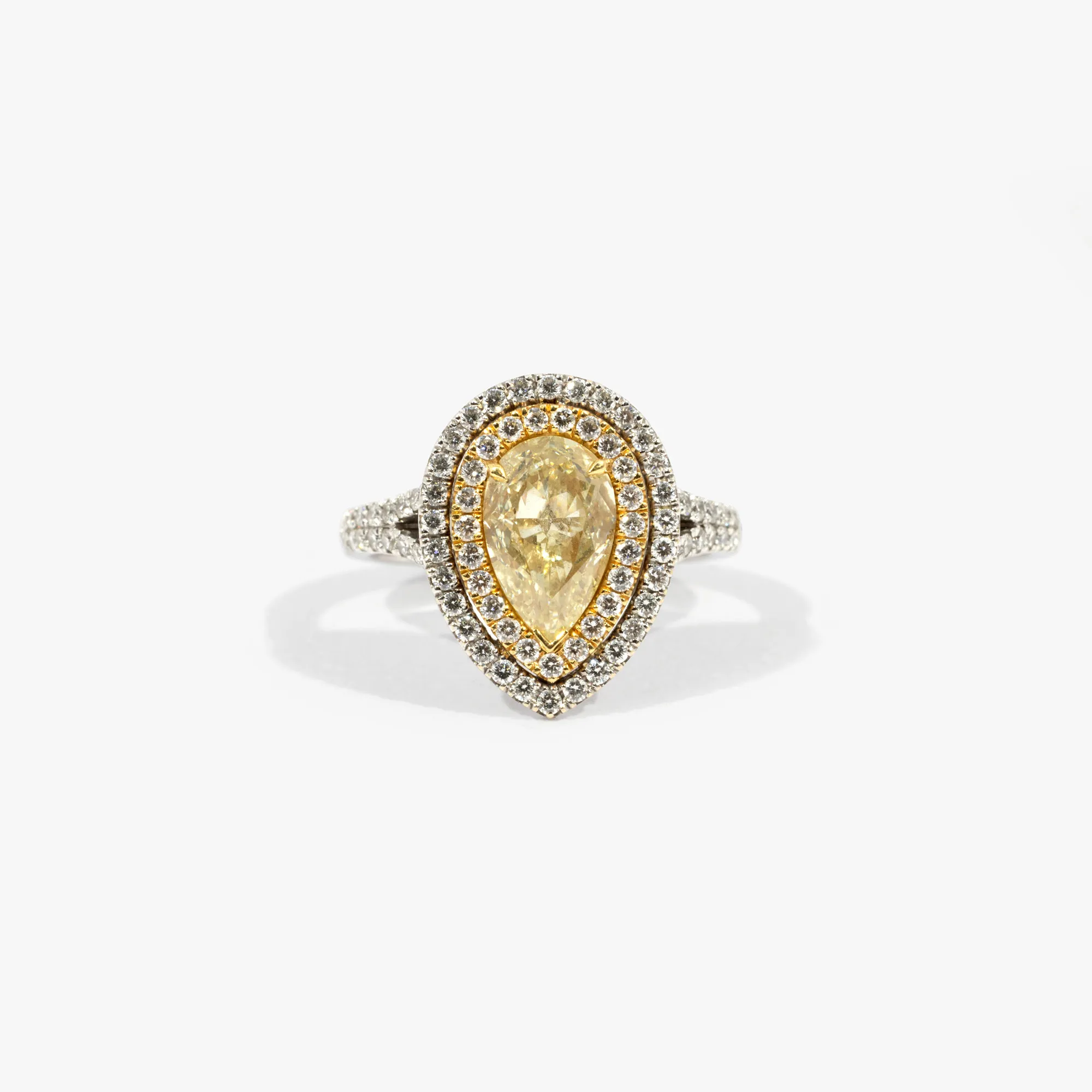 White gold ring, decorated with a fancy yellow central diamond, surrounded by brilliants