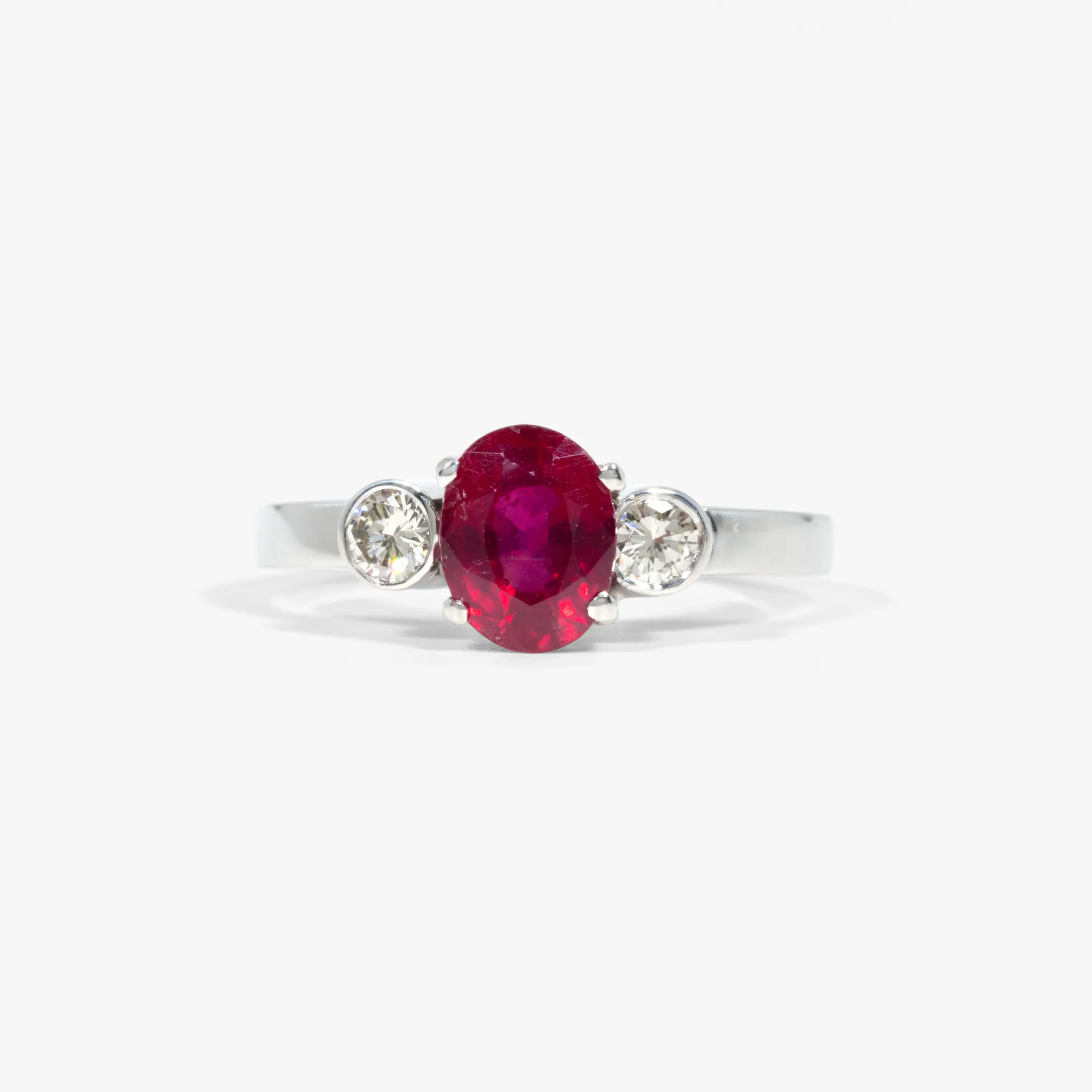 White gold ring, decorated with two diamonds and a ruby