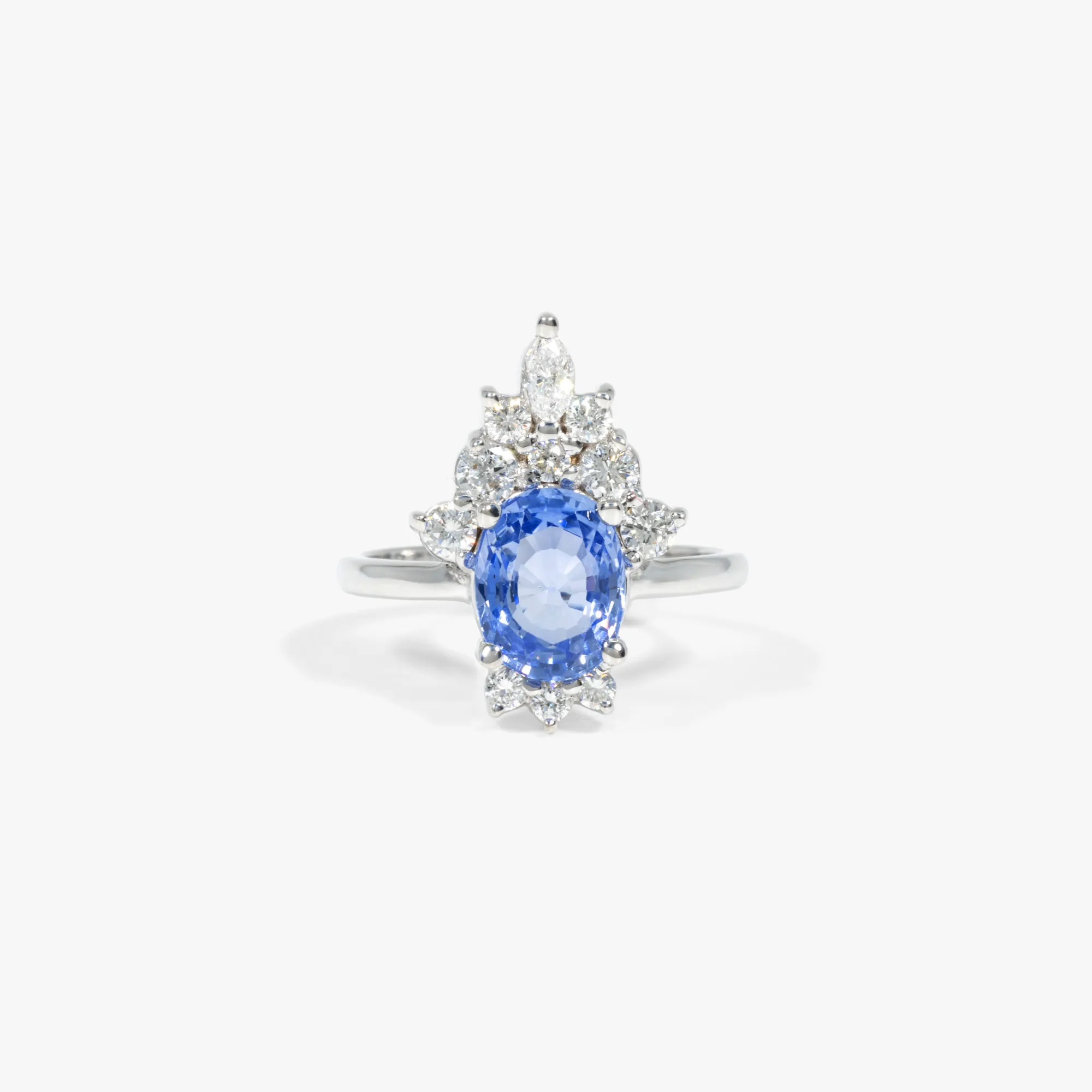 White gold ring, adorned with a sapphire and diamonds