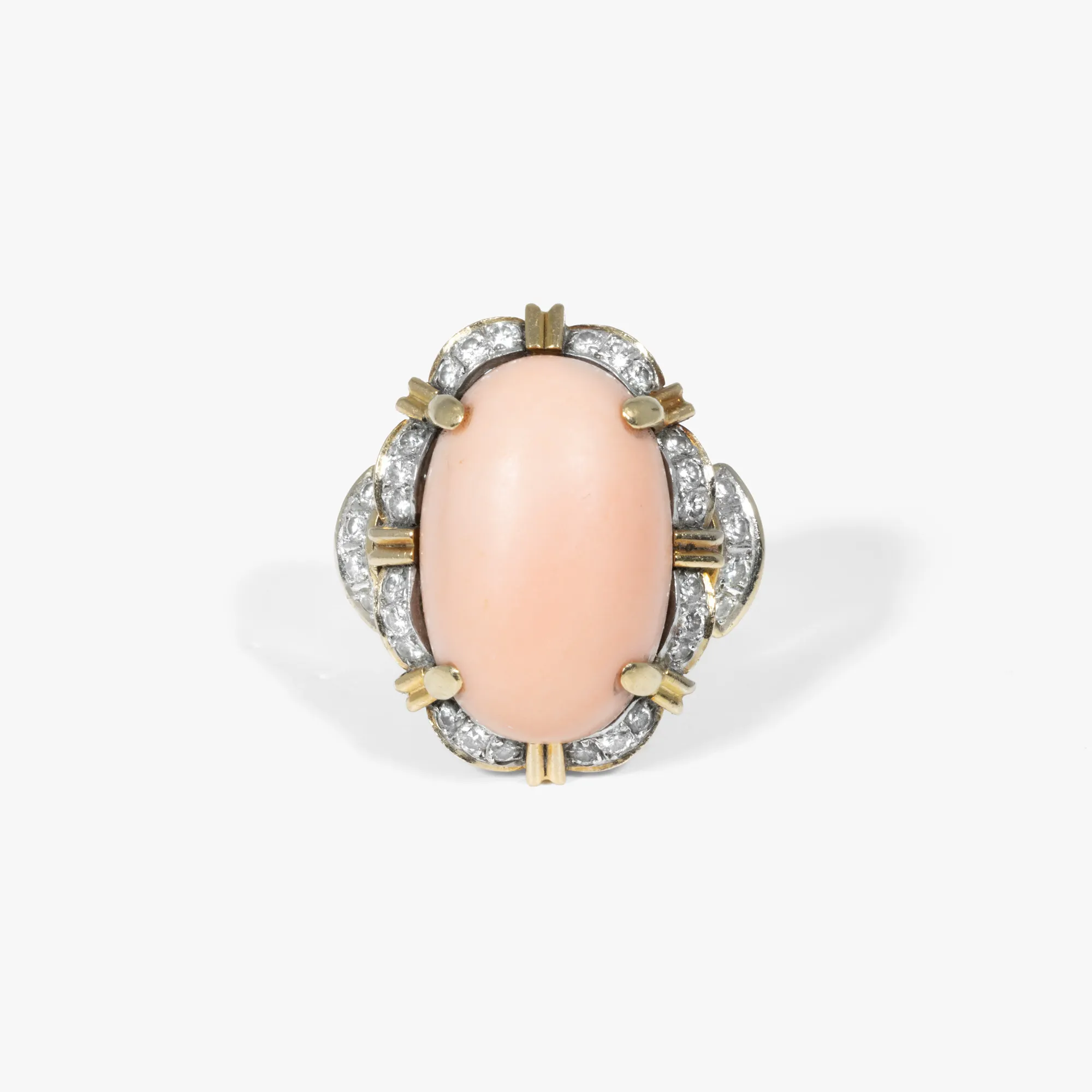 Inel din aur, decorat cu central cu coral, anturat de diamante 