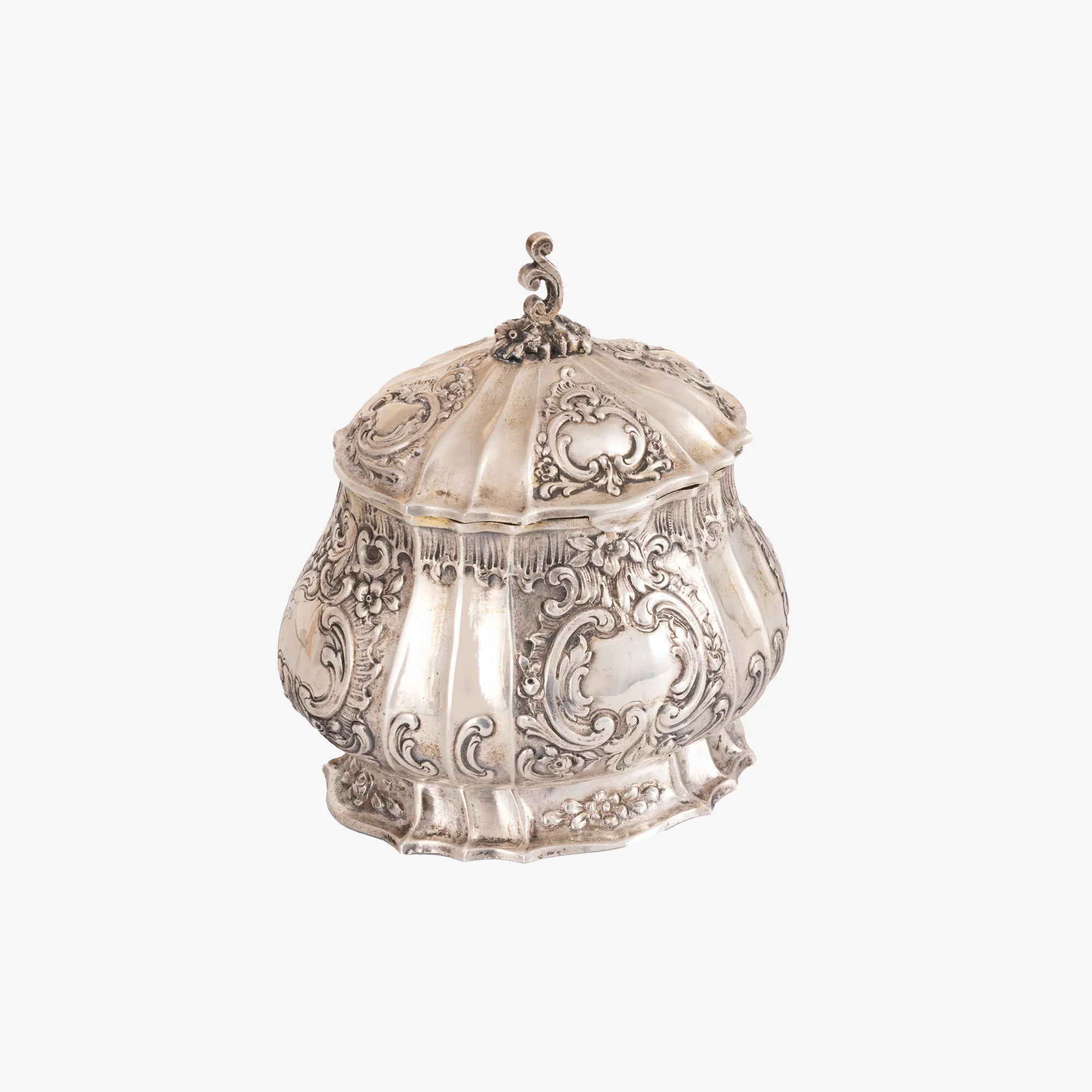 Neo-Rococo style bonbonniere, partially gilded silver, decorated with stylized vegetal elements, early 20th century