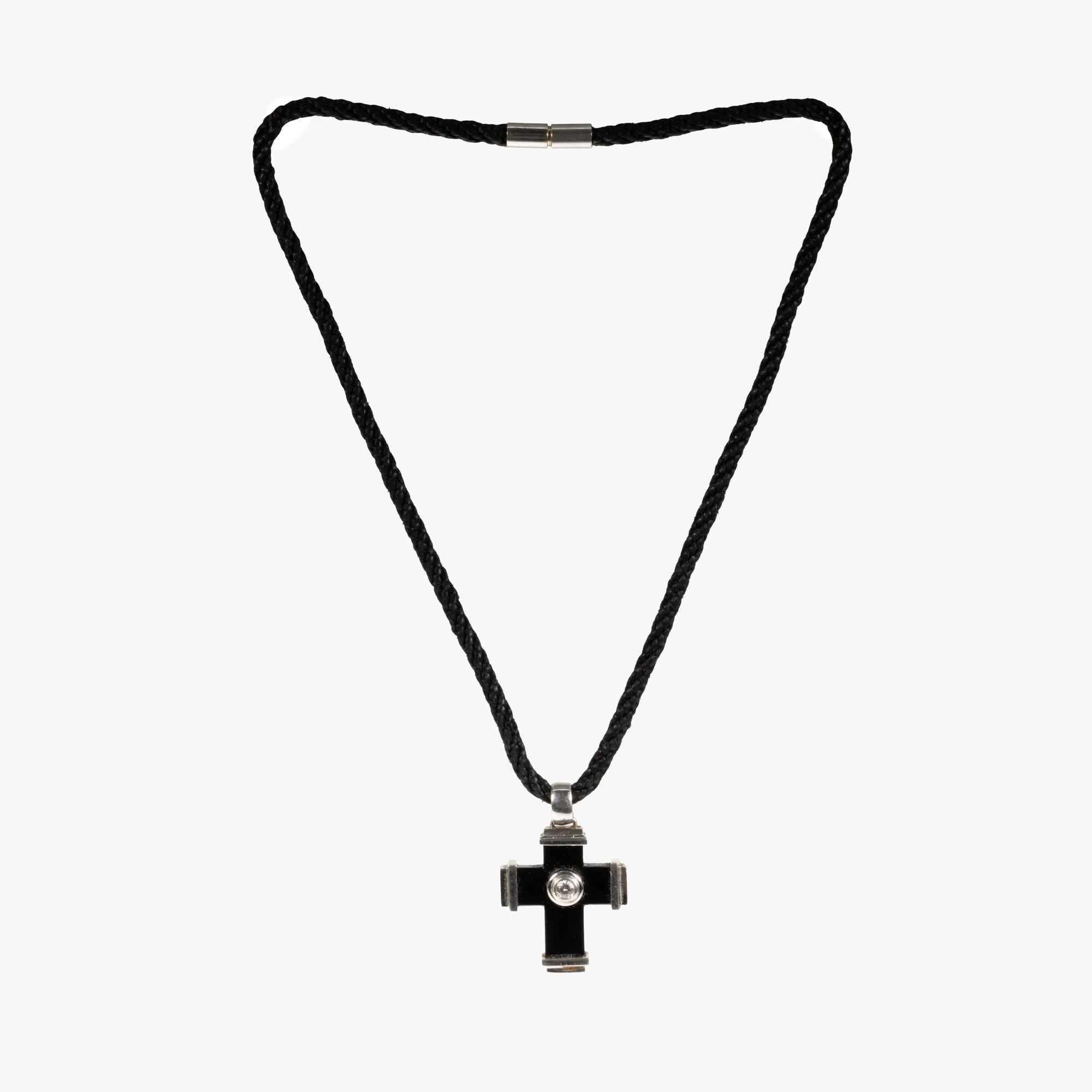 Lanț cu pandantiv, sub formă de cruce, din onix și aur alb, decorat cu diamant