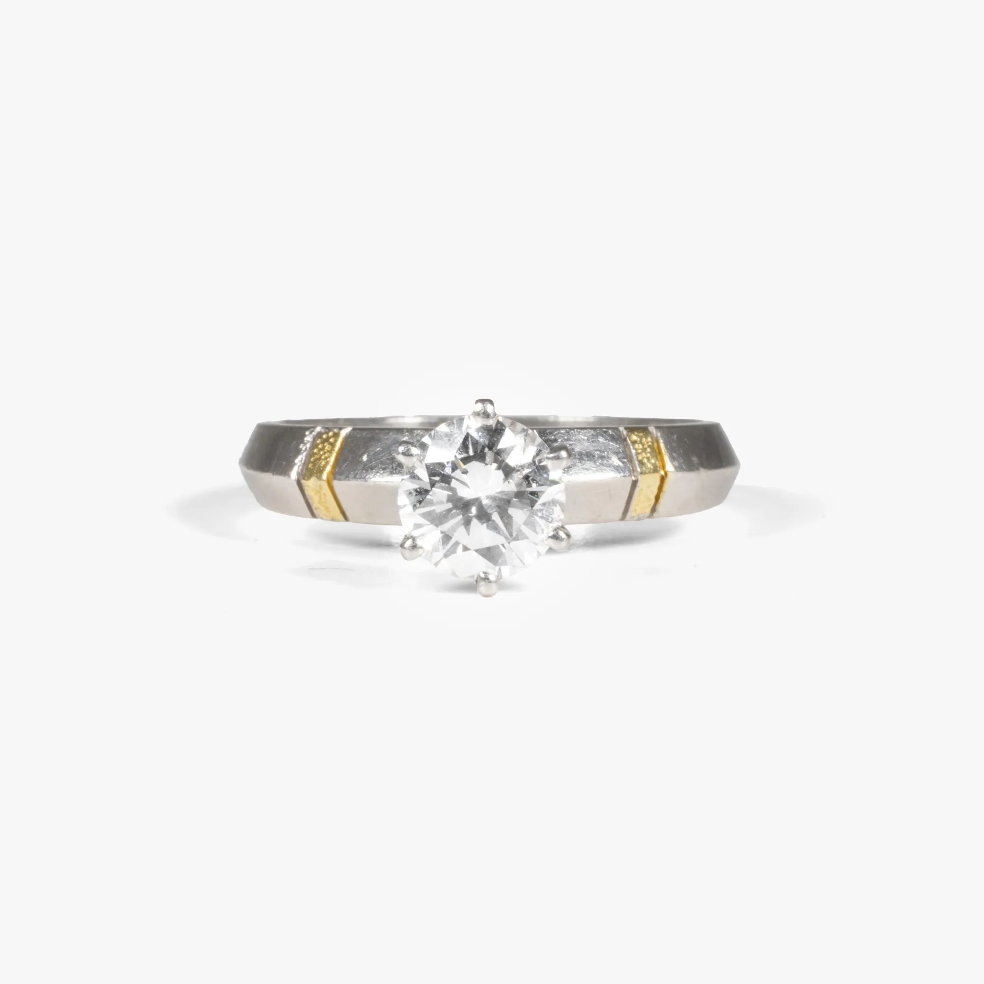 Inel din platină și aur, ornat cu un diamant solitaire