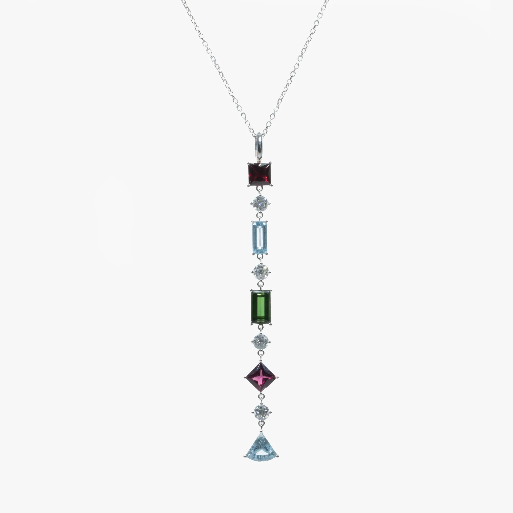 Lanț cu pandantiv din aur alb, decorat cu pietre multicolore și diamante