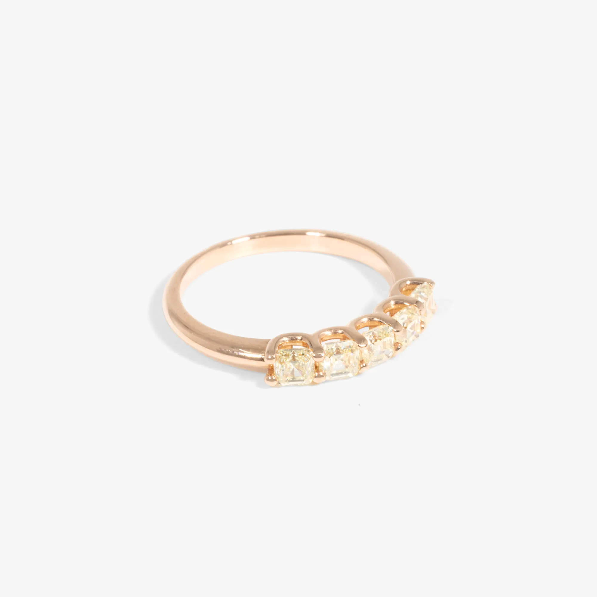 Rose gold ring, decorated with a string of diamonds, accompanied by a GCI gemological certificate