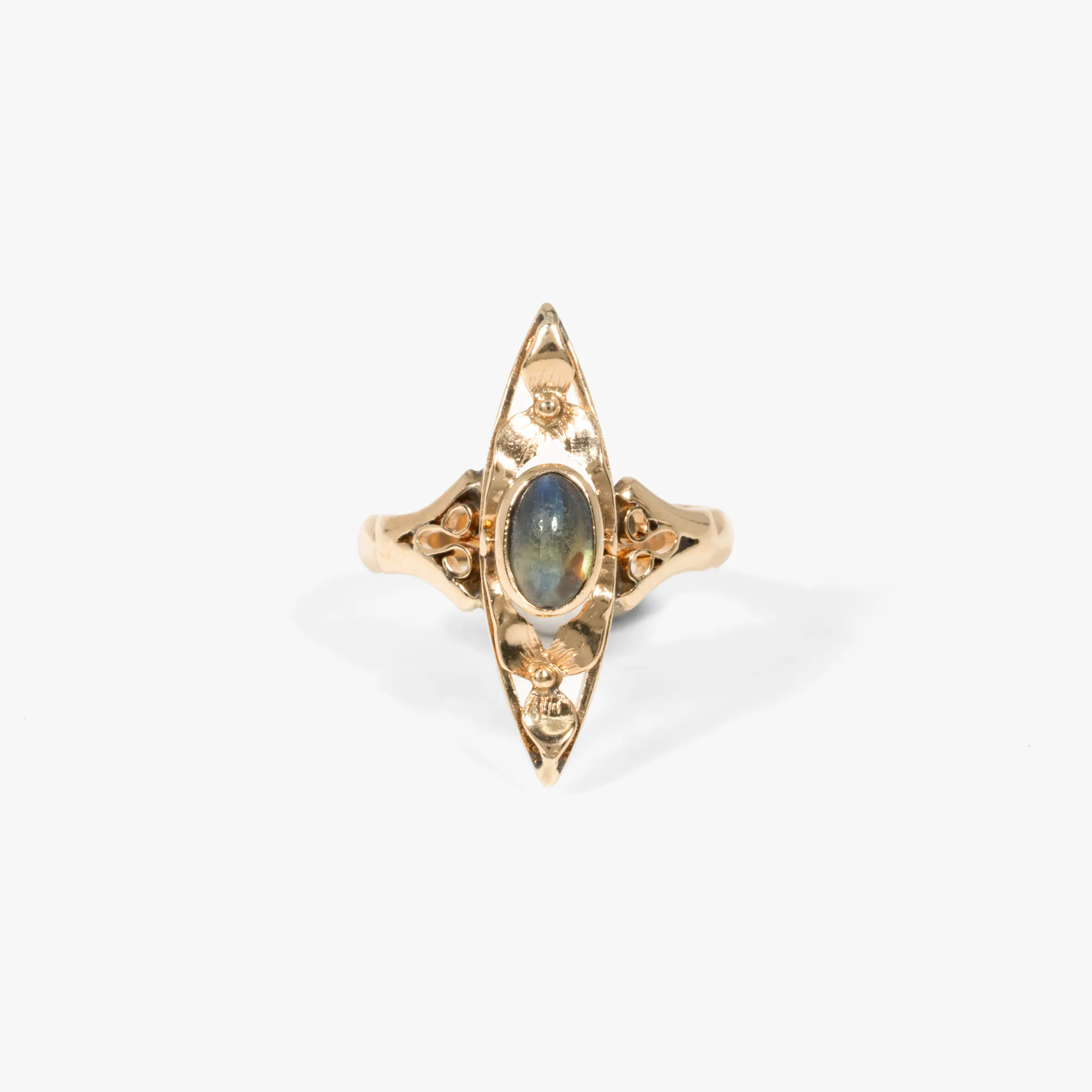 Inel în manieră Art Nouveau, din aur roșu, ornat cu un safir