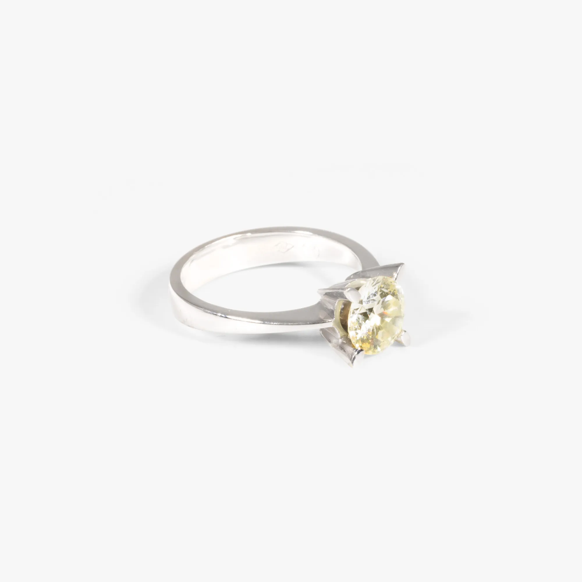 White gold ring decorated with solitaire diamond