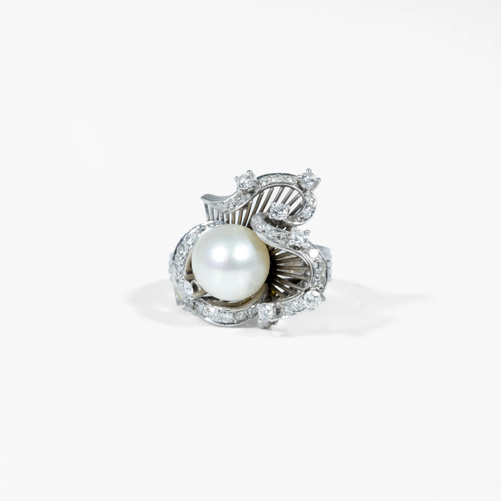 Platinum ring, decorated with pearl and diamonds