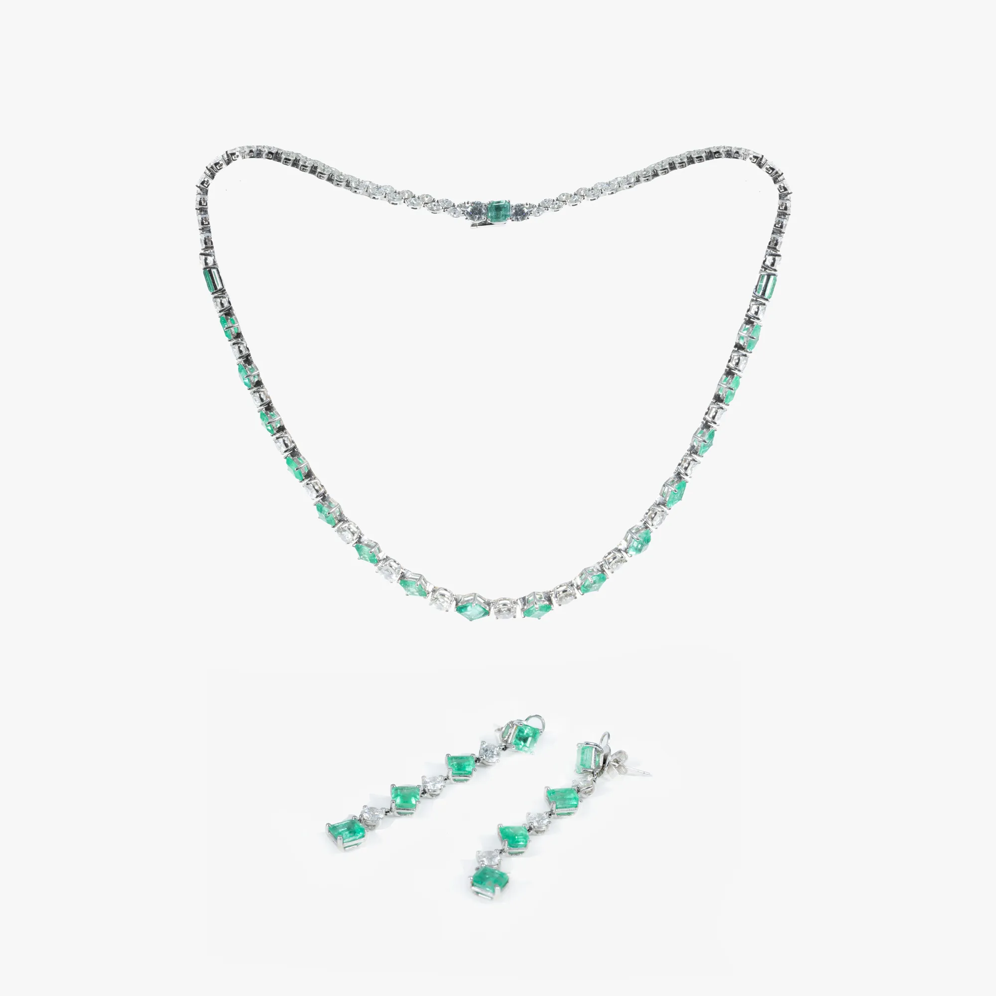 Spectacular Pheres set in white gold, consisting of necklace and pair of earrings, ornamented with diamonds and emeralds