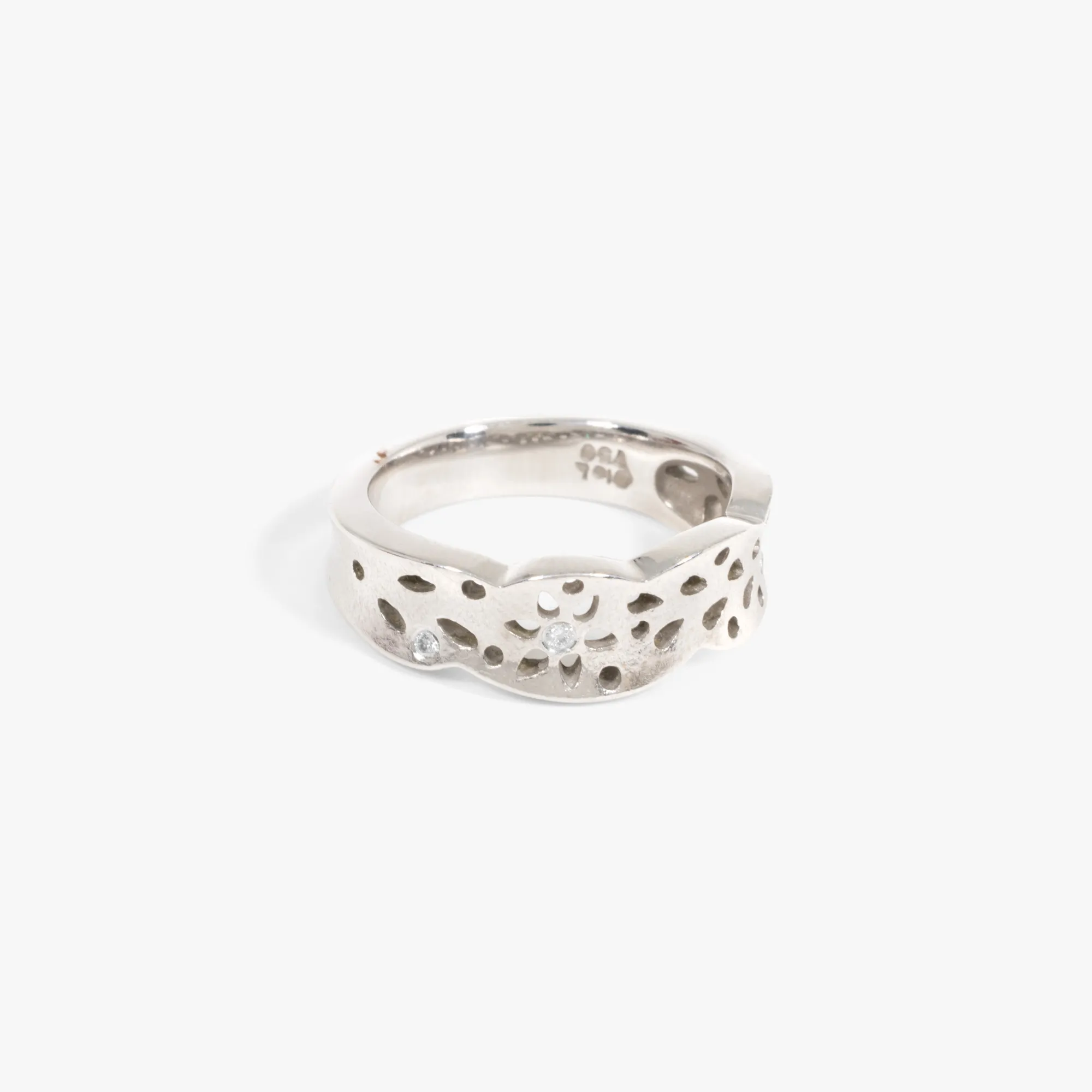 Ole Lynggaard ring, made of white gold, embroidered and decorated with diamonds, accompanied by an additional gemological certificate