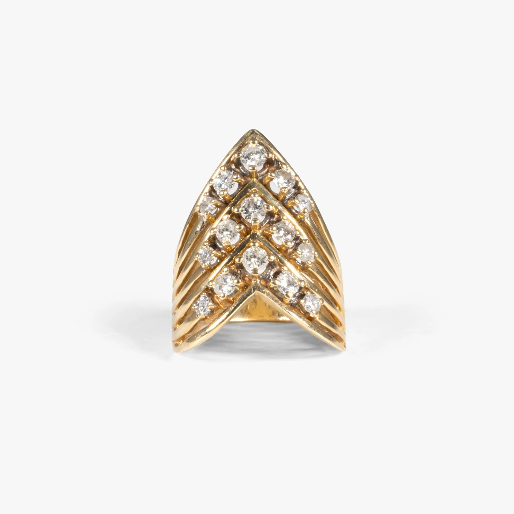 Gold ring, decorated with a multitude of diamonds
