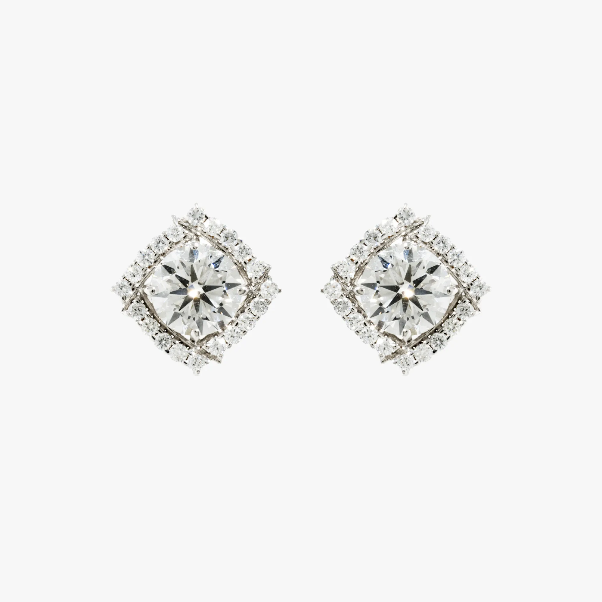 Pair of white gold earrings set with diamonds, accompanied by HRD Antwerp gemological certificate