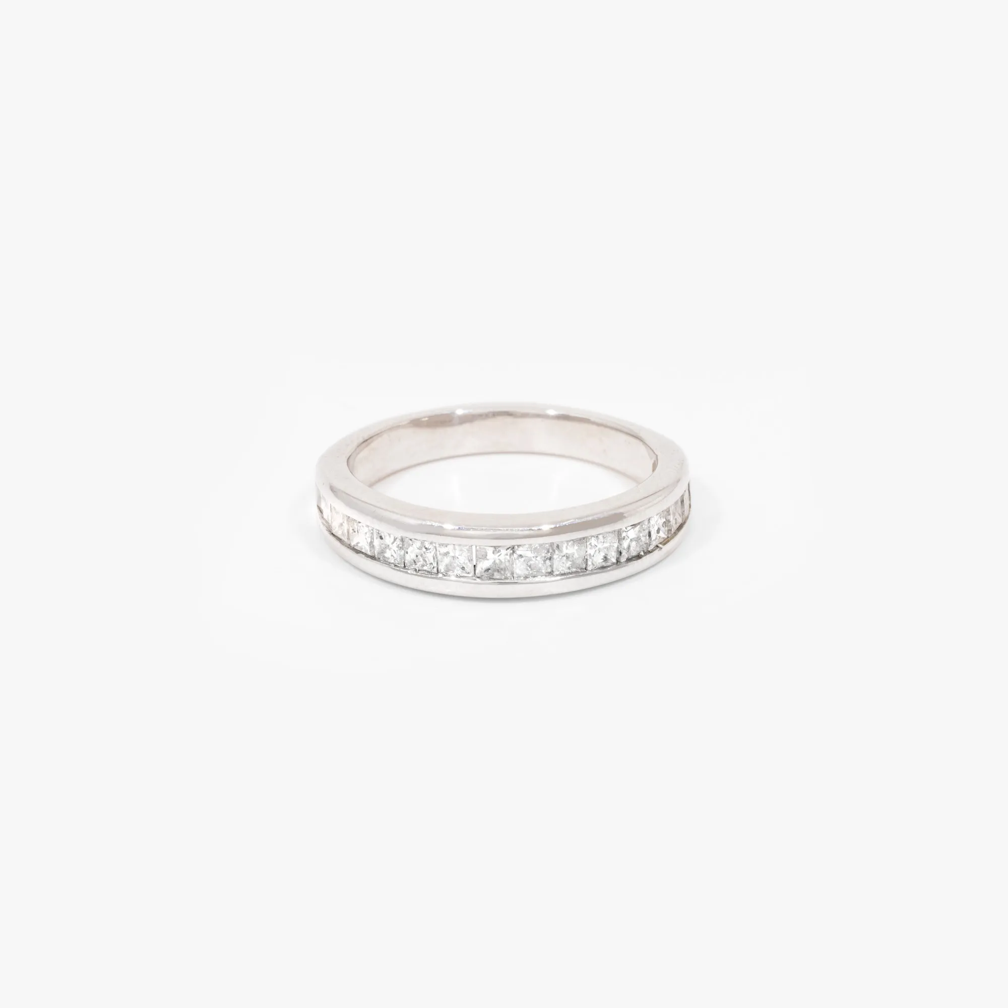White gold ring, decorated with a row of diamonds