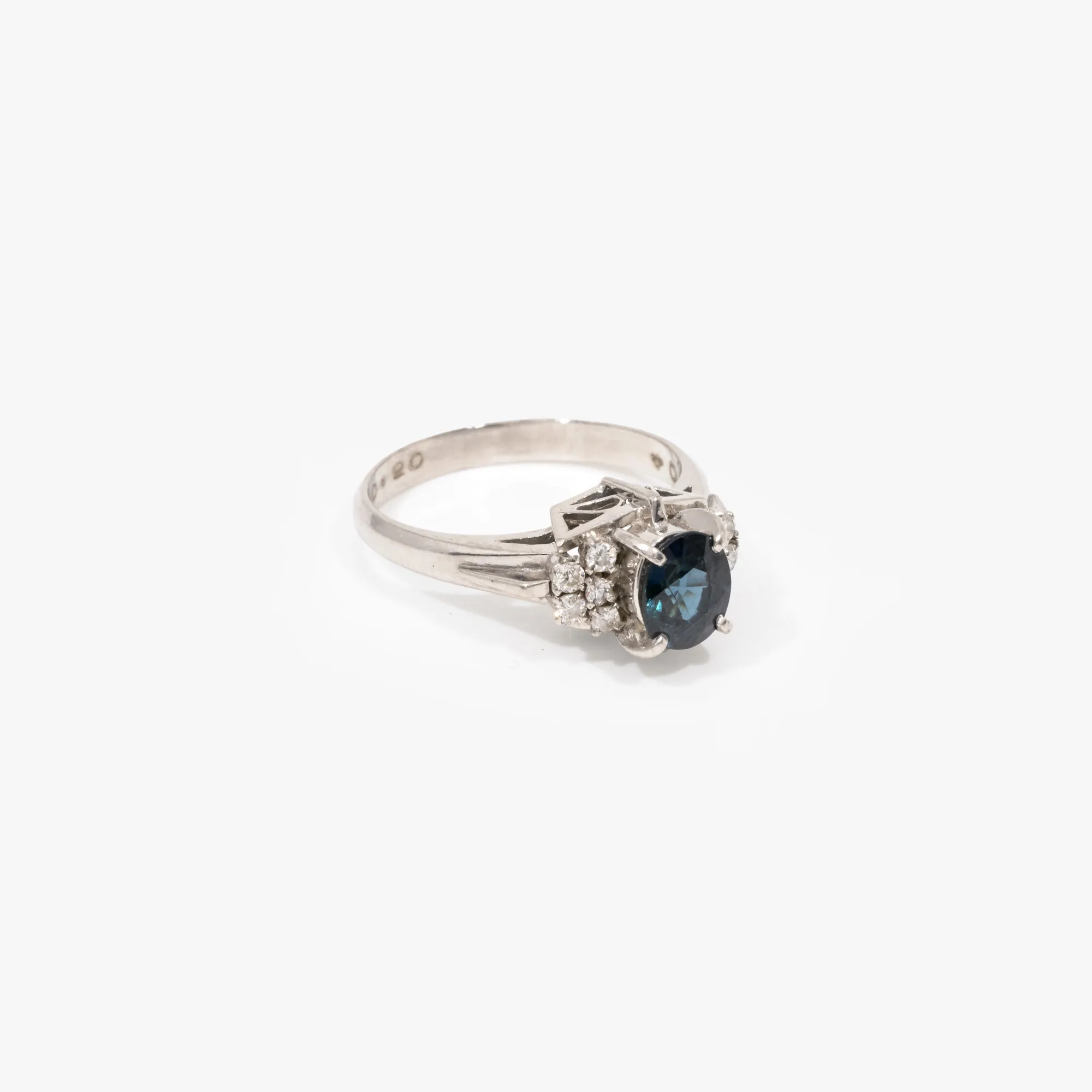 Platinum ring, centrally decorated with a sapphire, surrounded by diamonds