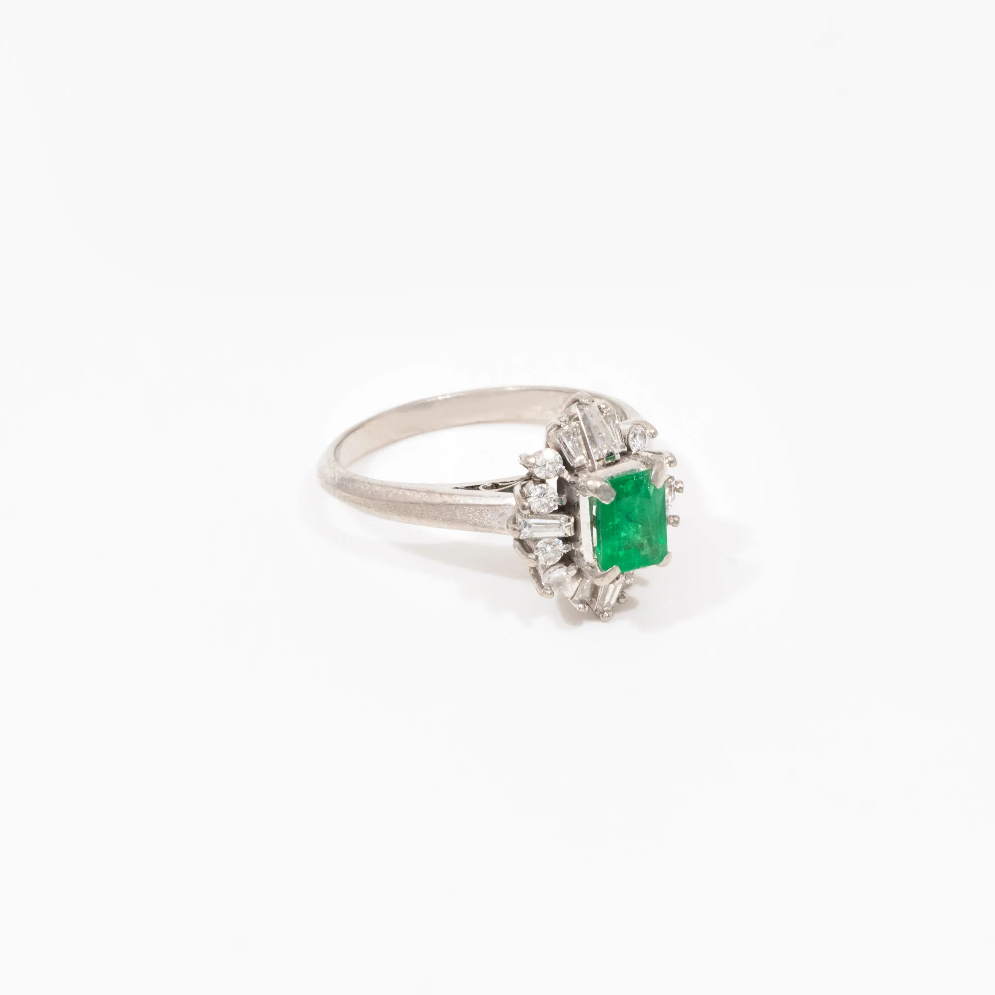 Inel din platină, decorat cu un smarald anturat de diamante