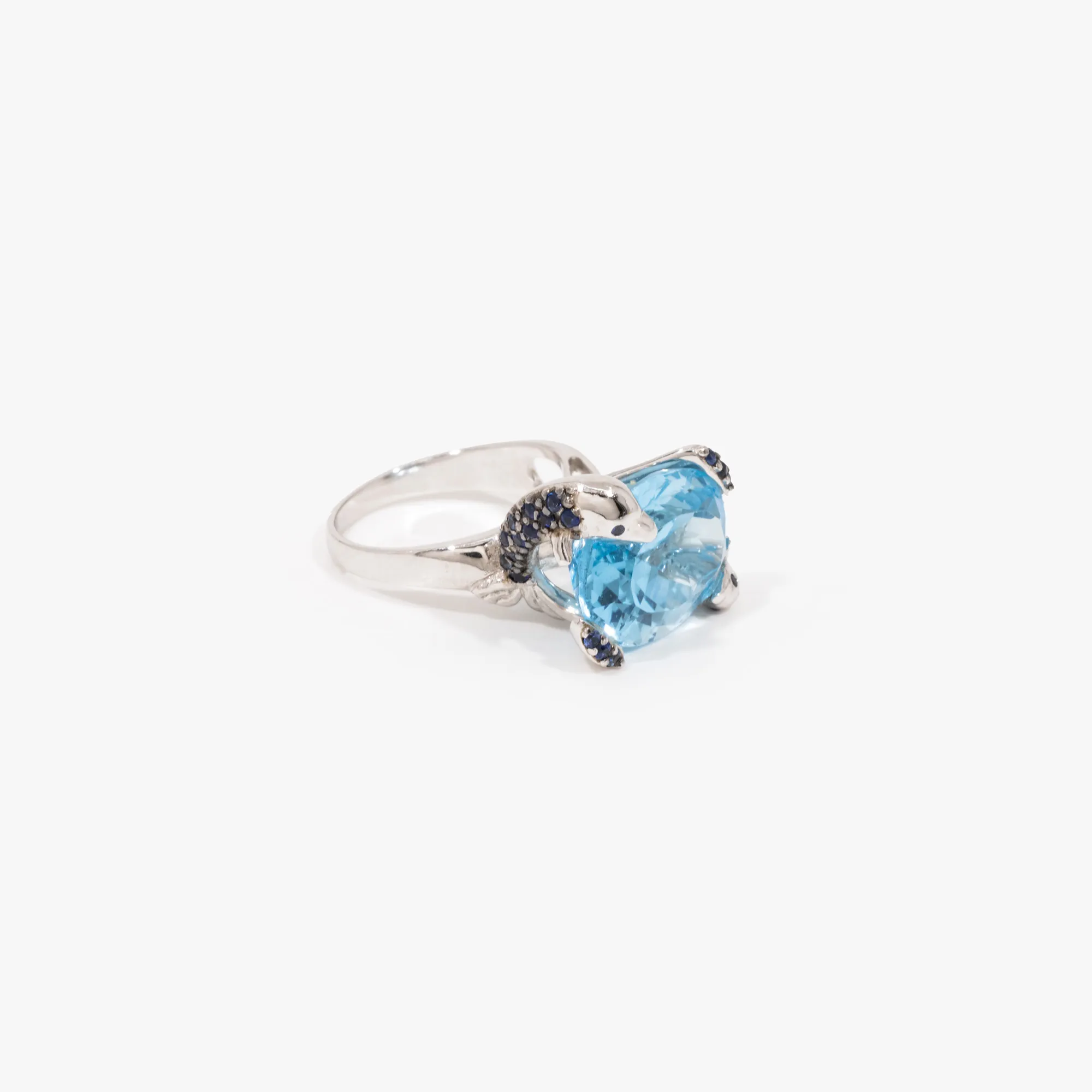 White gold ring, decorated with topaz and sapphires