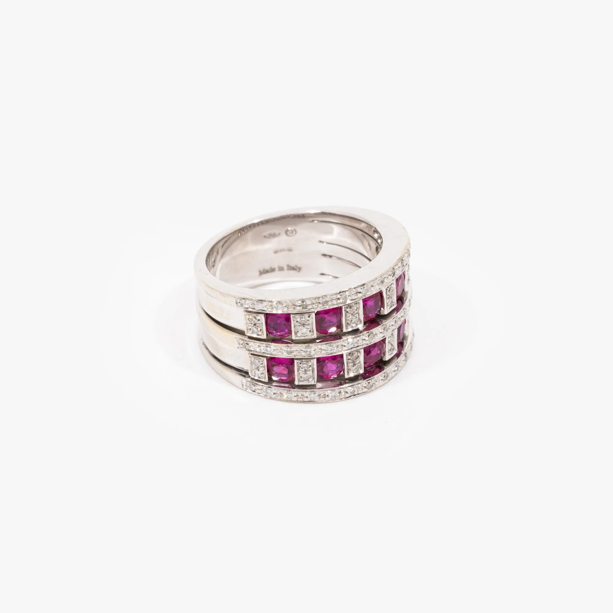 White gold ring, decorated with rubies and diamonds, accompanied by additional gemological certificate