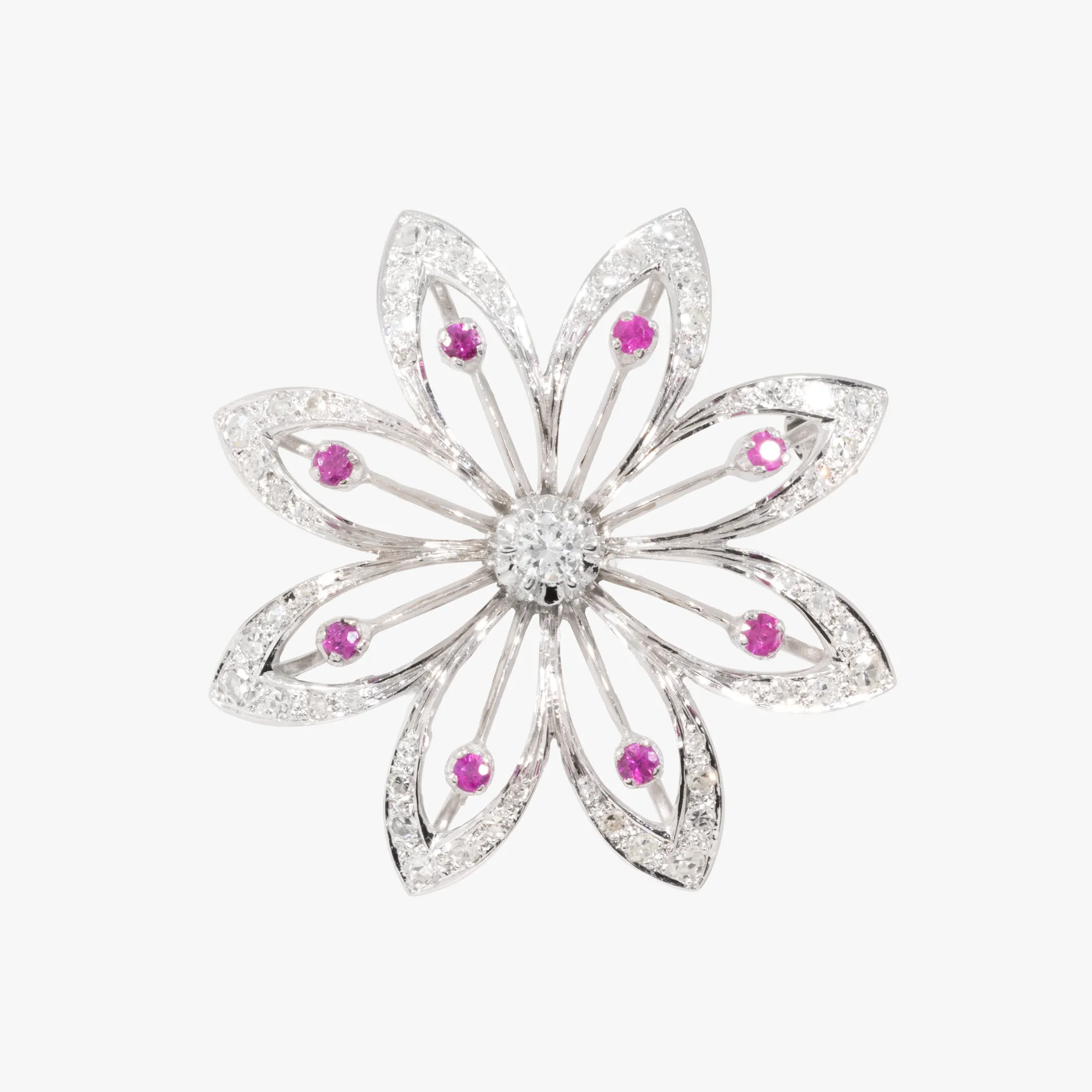Broșă din aur alb, sub formă de floare, decorată cu rubine și diamante