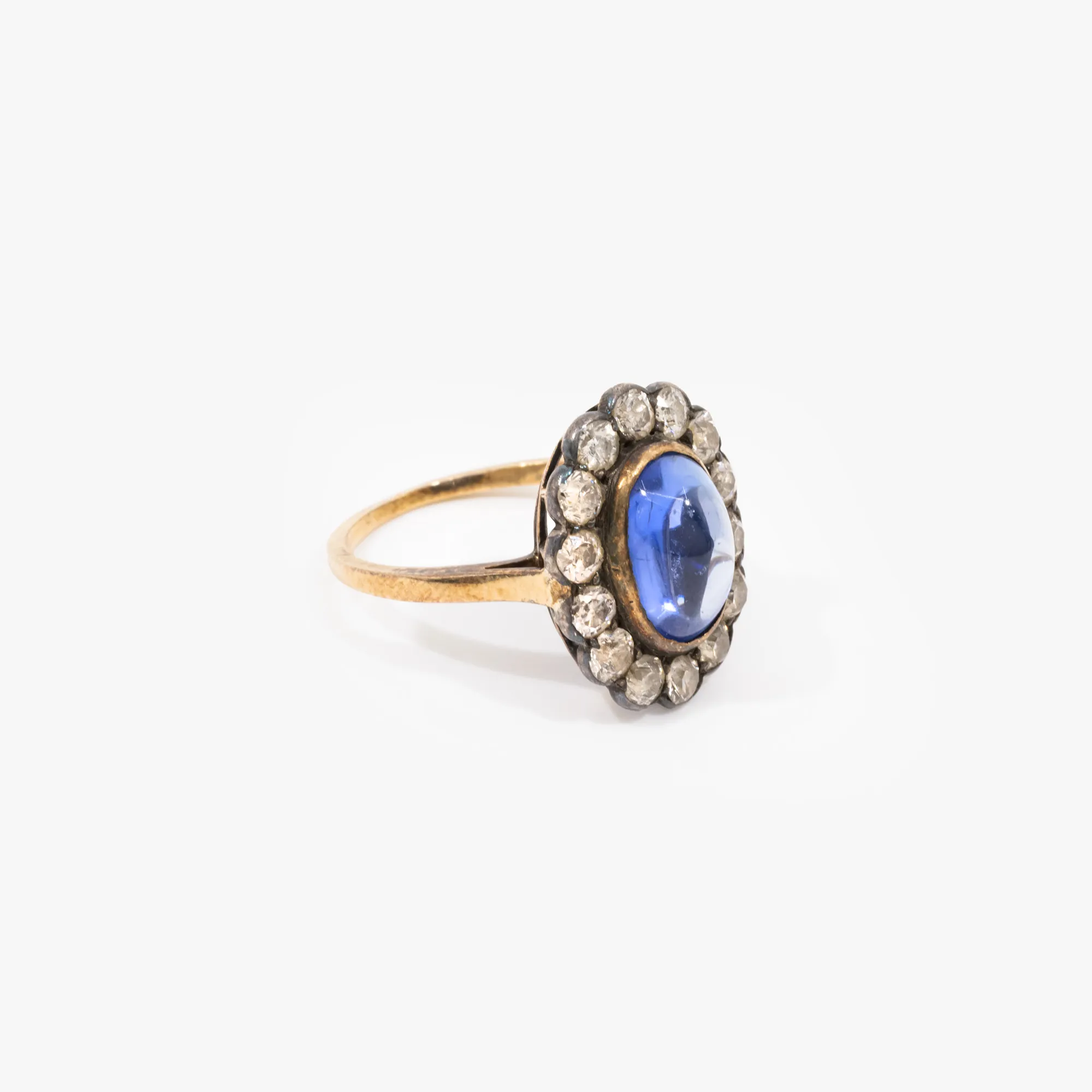 Gold and silver ring, centrally decorated with sapphire, surrounded by diamonds, approx. 1915, accompanied by additional gemological certificate.