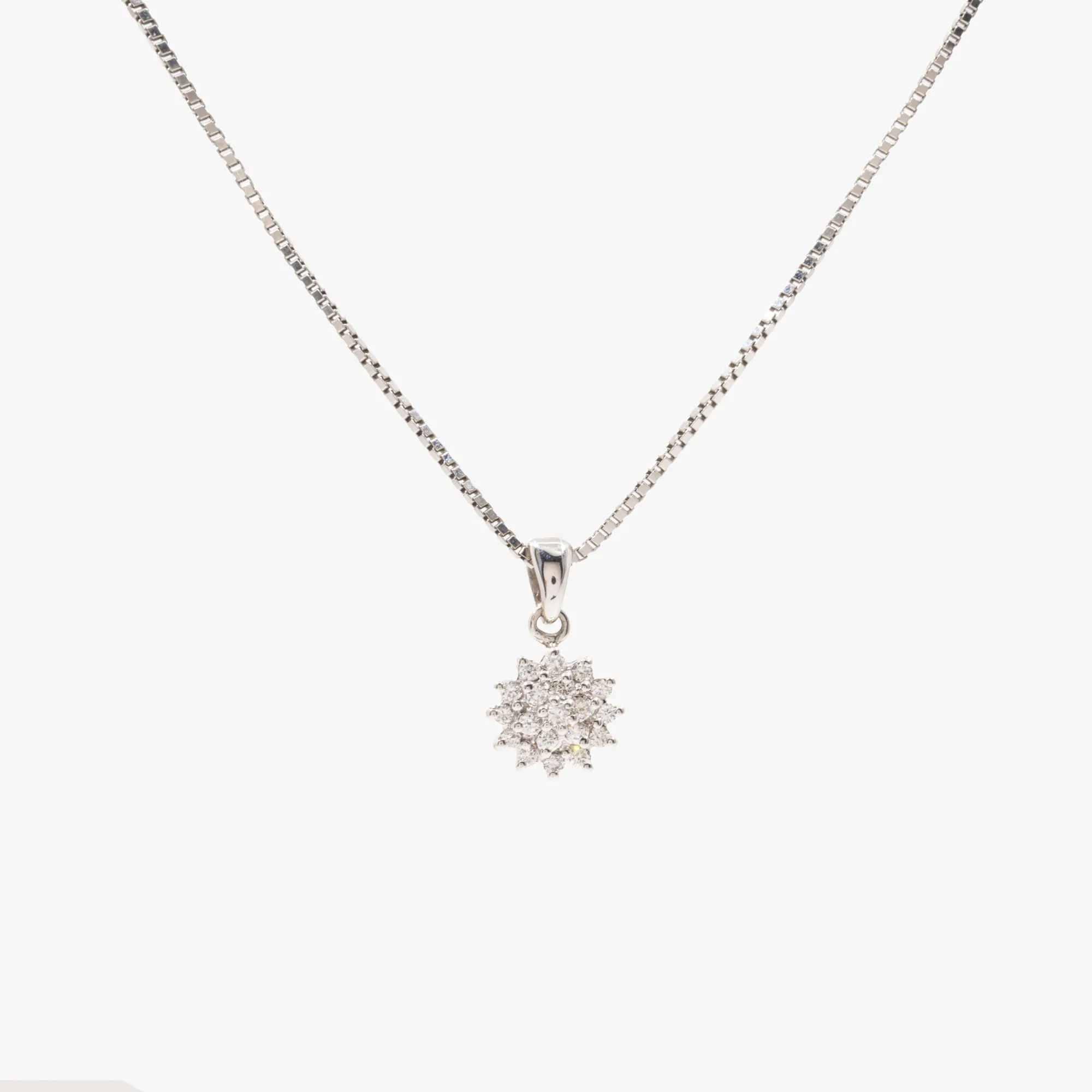 Lanț cu pandantiv din aur alb, decorat cu diamante dispuse în model floral