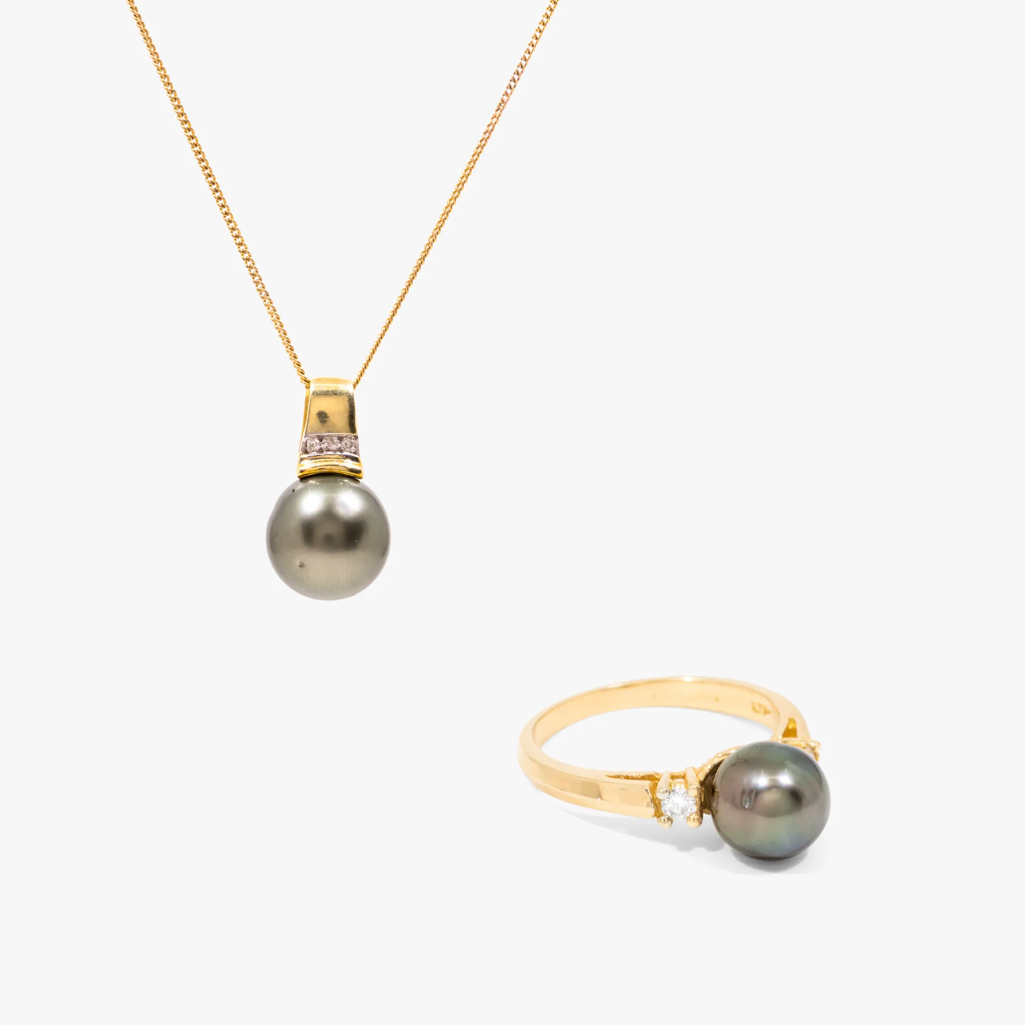Chain set with pendant and ring, decorated with pearls and diamonds