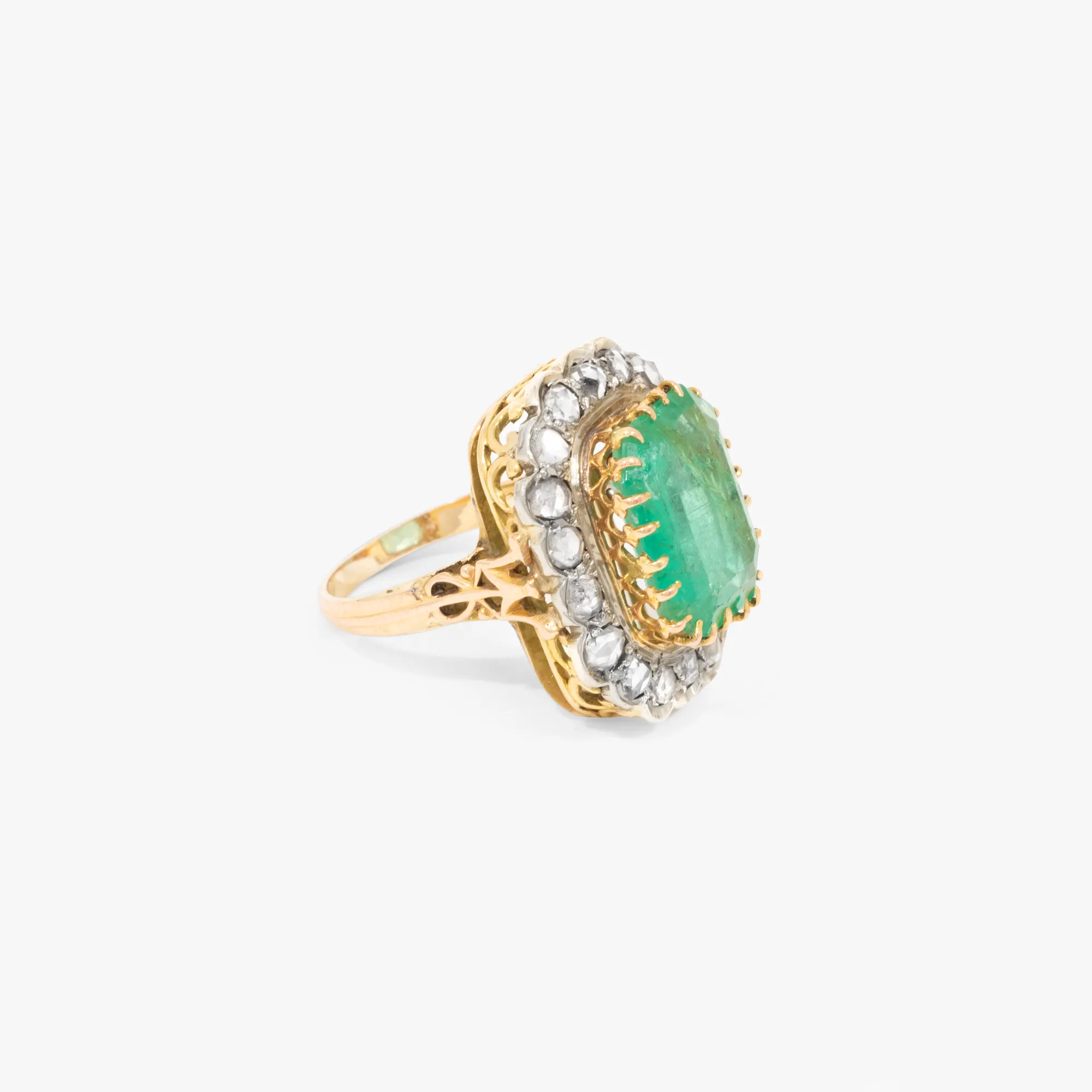 Bicolor gold ring, decorated centrally with emerald, surrounded by diamonds