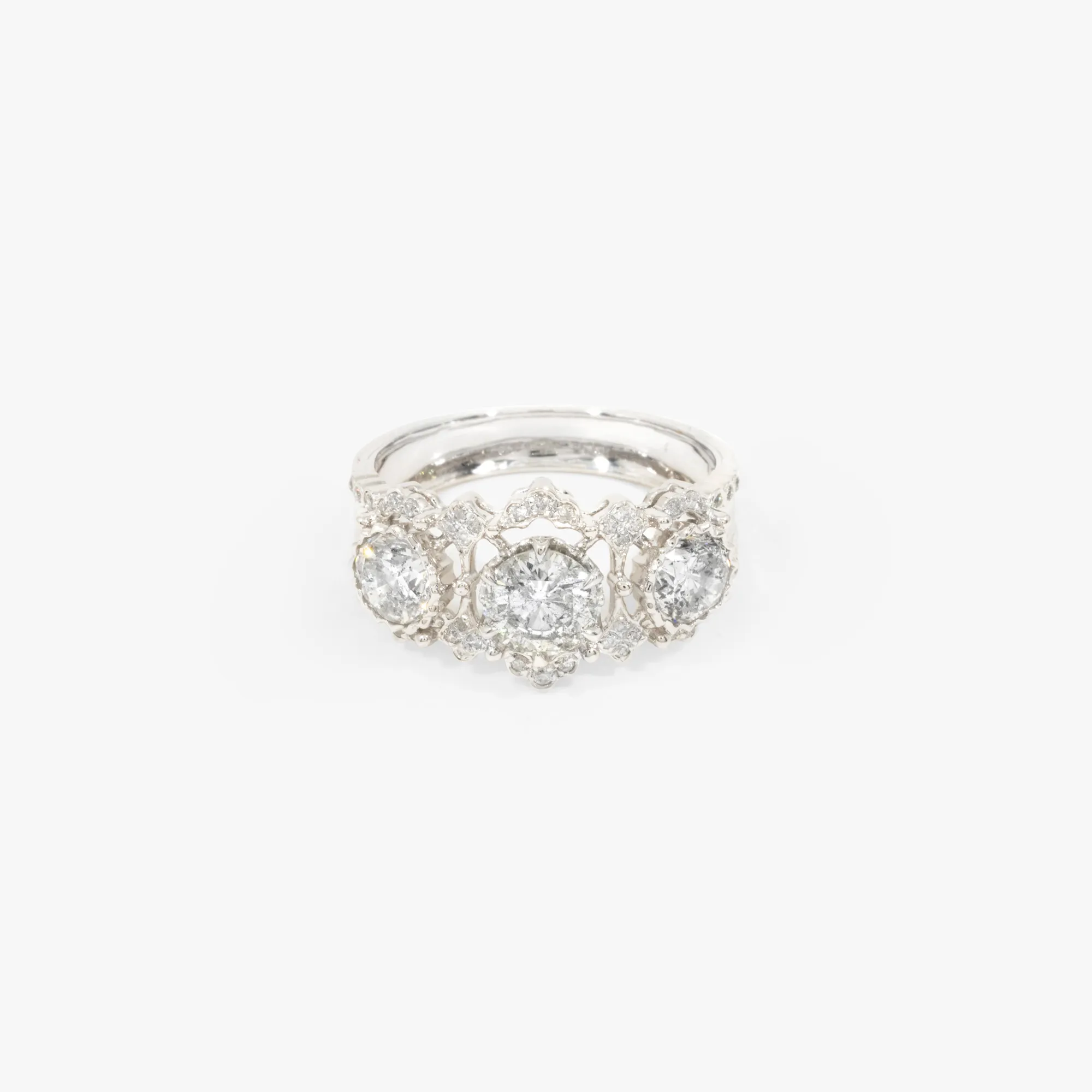 Inel din platină, decorat cu triadă de diamante și briliante, însoțit de certificat gemologic IGI